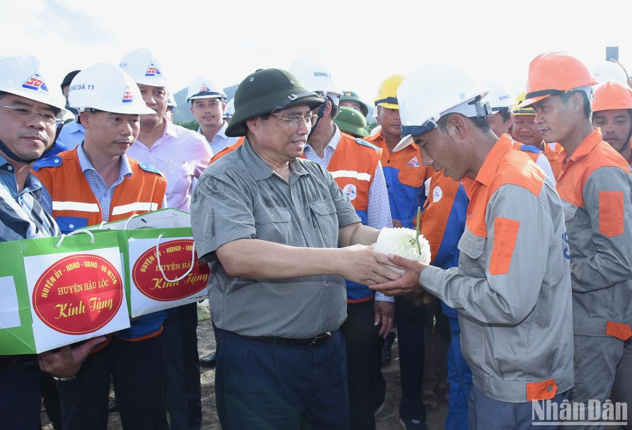 Thủ tướng tặng sản vật địa phương cho lực lượng thi công dự án. Thủ tướng tặng sản vật địa phương cho lực lượng thi công dự án.