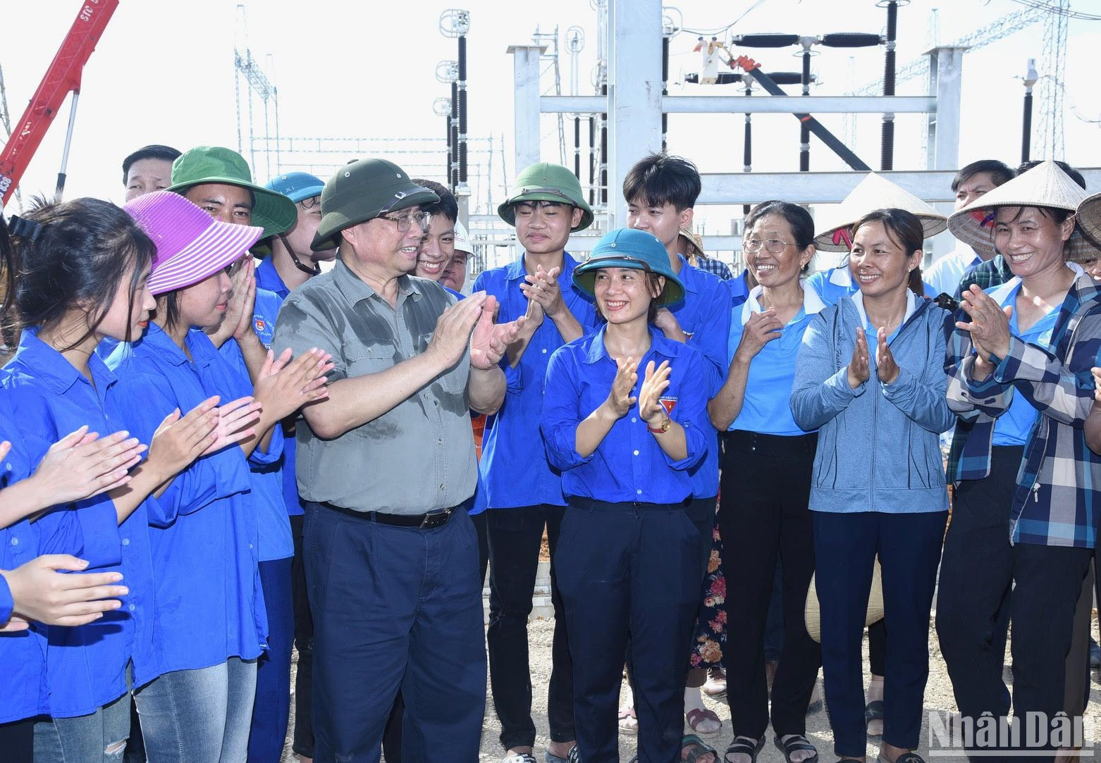 Thủ tướng biểu dương lực lượng phụ nữ, đoàn thanh niên đã tiếp sức cho các lực lượng thi công và tham gia các phần việc có thể. Thủ tướng biểu dương lực lượng phụ nữ, đoàn thanh niên đã tiếp sức cho các lực lượng thi công và tham gia các phần việc có thể.