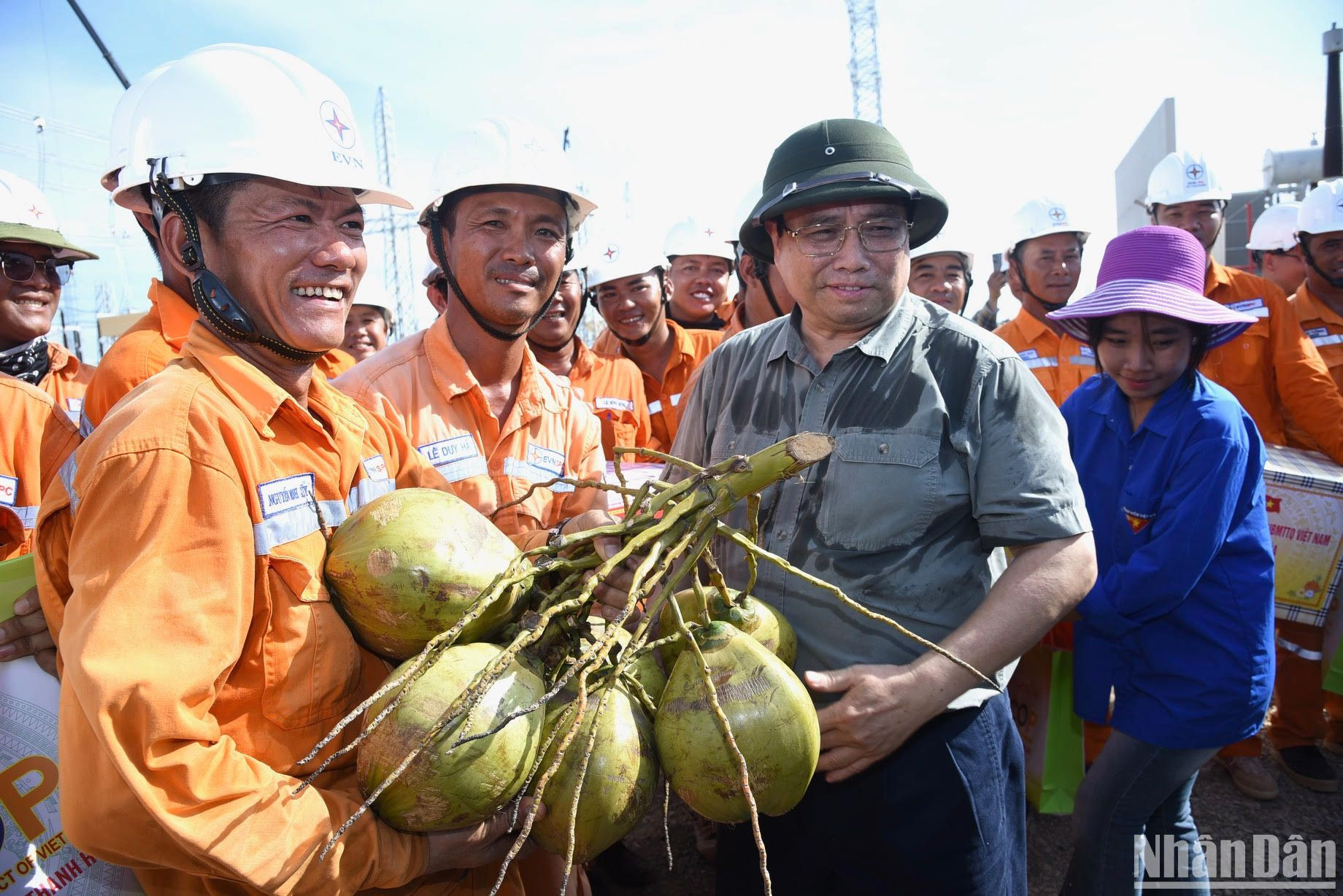 Thủ tướng tặng sản vật địa phương cho các công nhân. Thủ tướng tặng sản vật địa phương cho các công nhân.