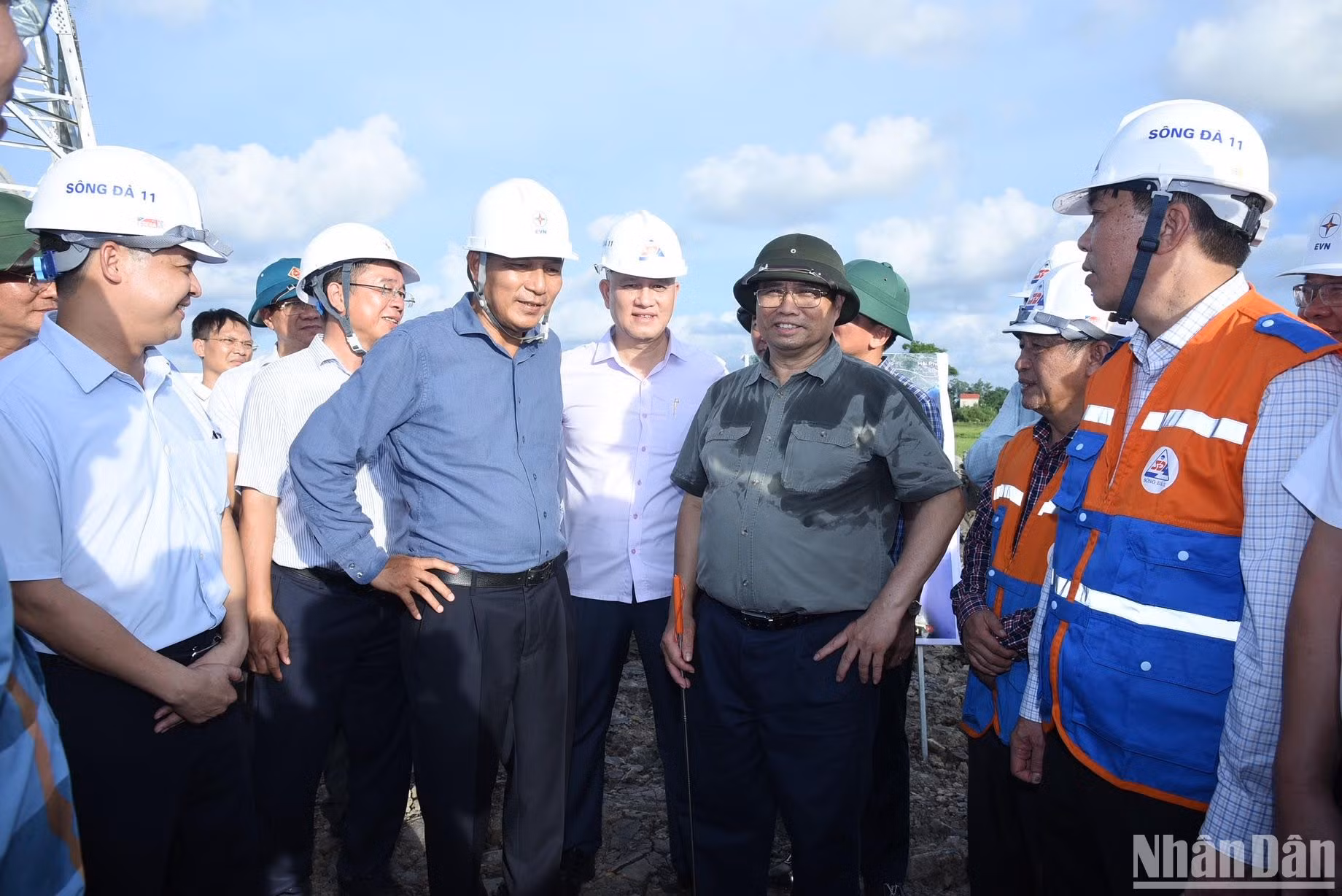 Nhân dịp này, Thủ tướng biểu dương EVN và các cơ quan, đơn vị liên quan thời gian qua trong bối cảnh nguồn phát không tăng còn nhu cầu tăng cao đột biến nhưng vẫn bảo đảm cung ứng điện.
