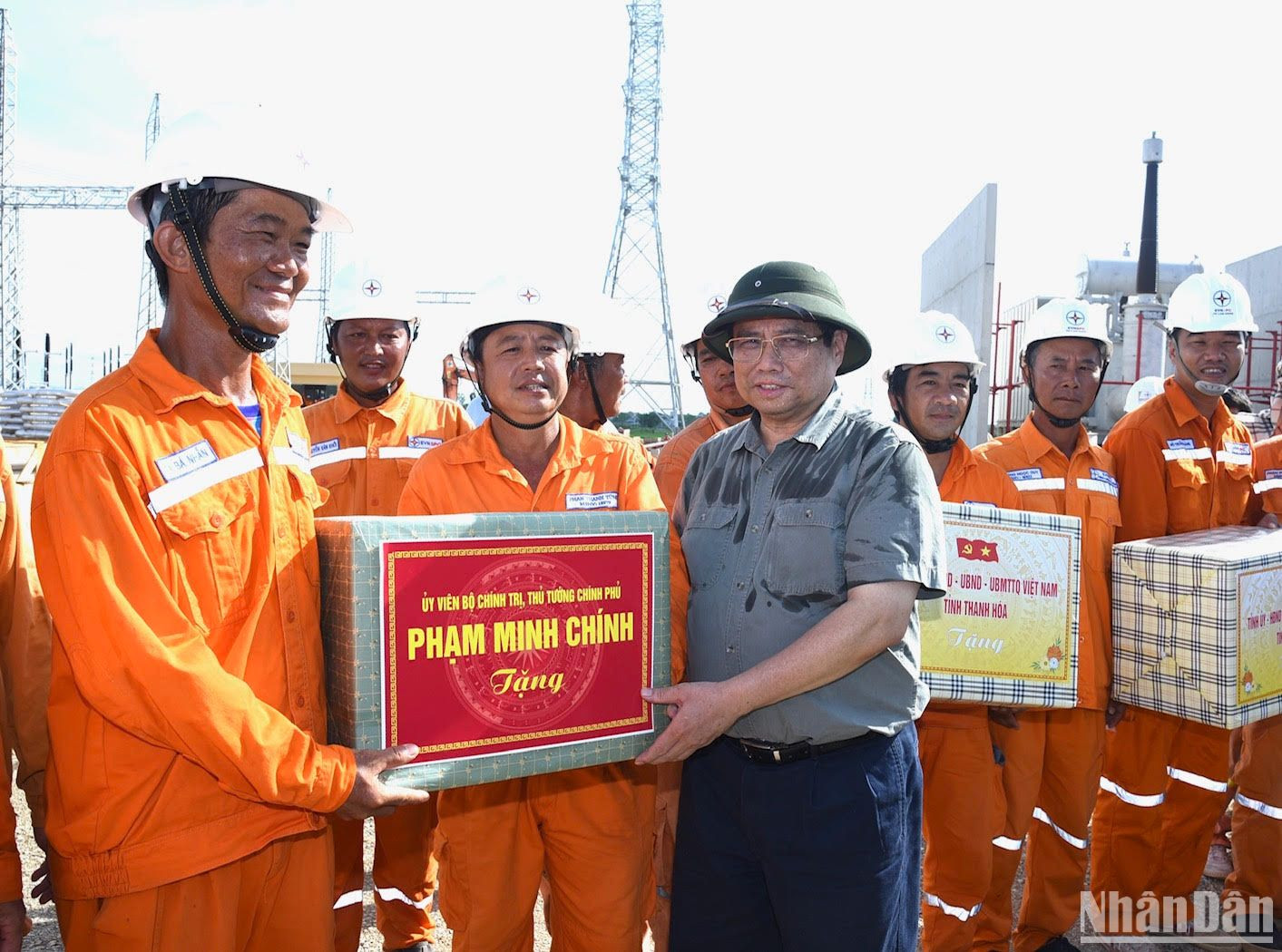 Thủ tướng tặng quà lực lượng thi công Trạm biến áp 500kV Thanh Hóa ở xã Thiệu Phúc, huyện Thiệu Hóa. Thủ tướng tặng quà lực lượng thi công Trạm biến áp 500kV Thanh Hóa ở xã Thiệu Phúc, huyện Thiệu Hóa.