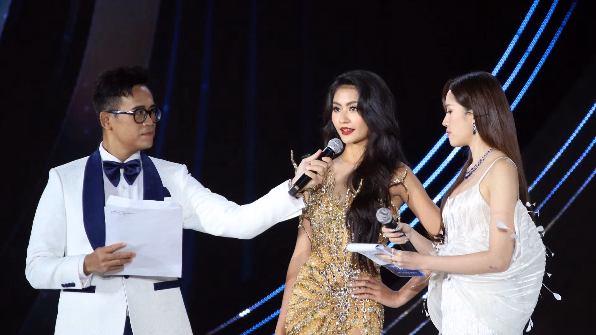 Các thí sinh thể hiện khá tốt trong phần thi ứng xử. Người đẹp Bùi Thị Xuân Hạnh nhận câu hỏi: “Có ý kiến cho rằng, giới trẻ ngày nay thường muốn phá bỏ những giới hạn truyền thống, quan điểm của bạn về ý kiến này?” và phần trình bày của cô đã thuyết phục được ban giám khảo.