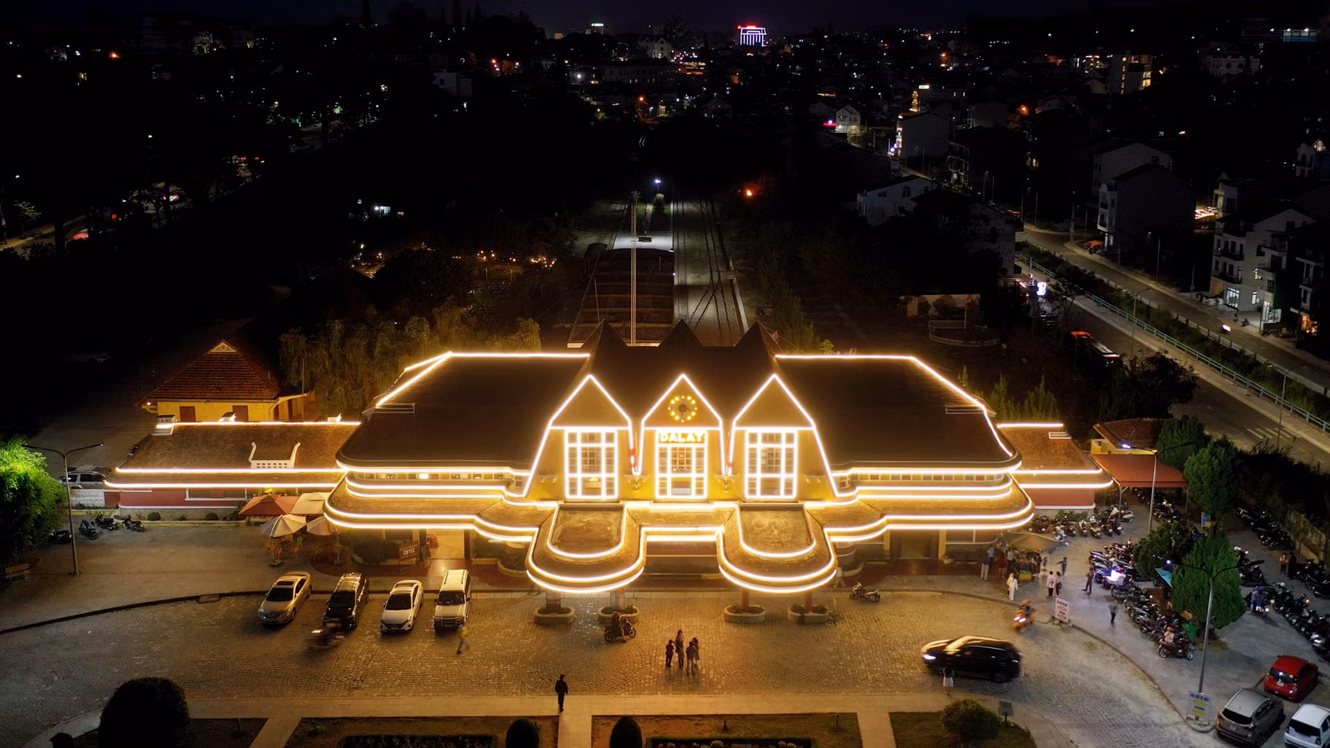 Ga Đà Lạt, công trình kiến trúc cổ độc đáo, được lấy cảm hứng thiết kế từ dãy núi Langbiang huyền thoại và mái nhà rông Tây Nguyên.