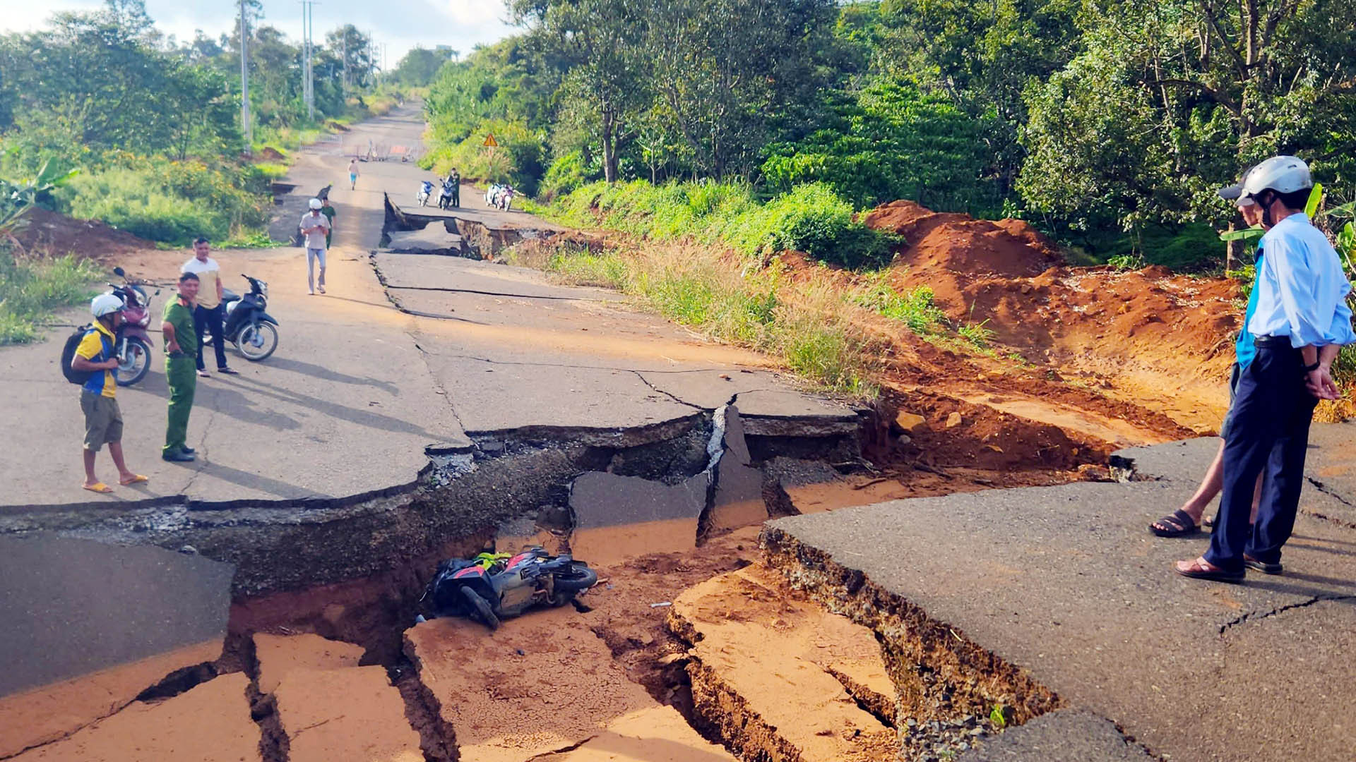 Vào cuối năm 2023, tại đoạn sụt lún trên tuyến đường tránh này xảy ra vụ tại nạn giao thông làm một người đi xe máy tử vong. Trước đó, vào tháng 3/2023, tại cây cầu chưa có lan can trên tuyến đường này, ô-tô bị rớt vực sâu làm 2 người trên xe tử nạn.