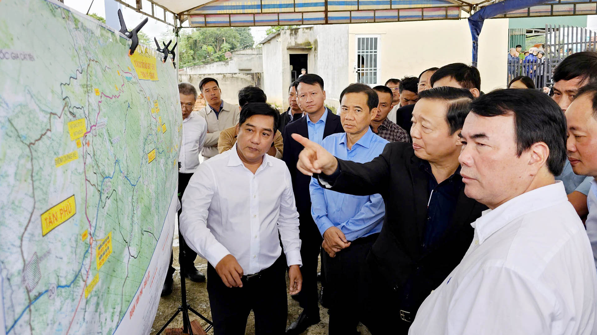 Hiện, dự án xây dựng đường bộ cao tốc Tân Phú-Bảo Lộc và Bảo Lộc-Liên Khương đều đang gặp một số vướng mắc, như vốn Nhà nước tham gia dự án, cơ chế chia sẻ doanh thu, hỗ trợ nguồn vốn tín dụng; chồng lấn ranh quy hoạch thăm dò, khai thác, chế biến và sử dụng khoáng sản theo Quyết định 866 của Thủ tướng Chính phủ...