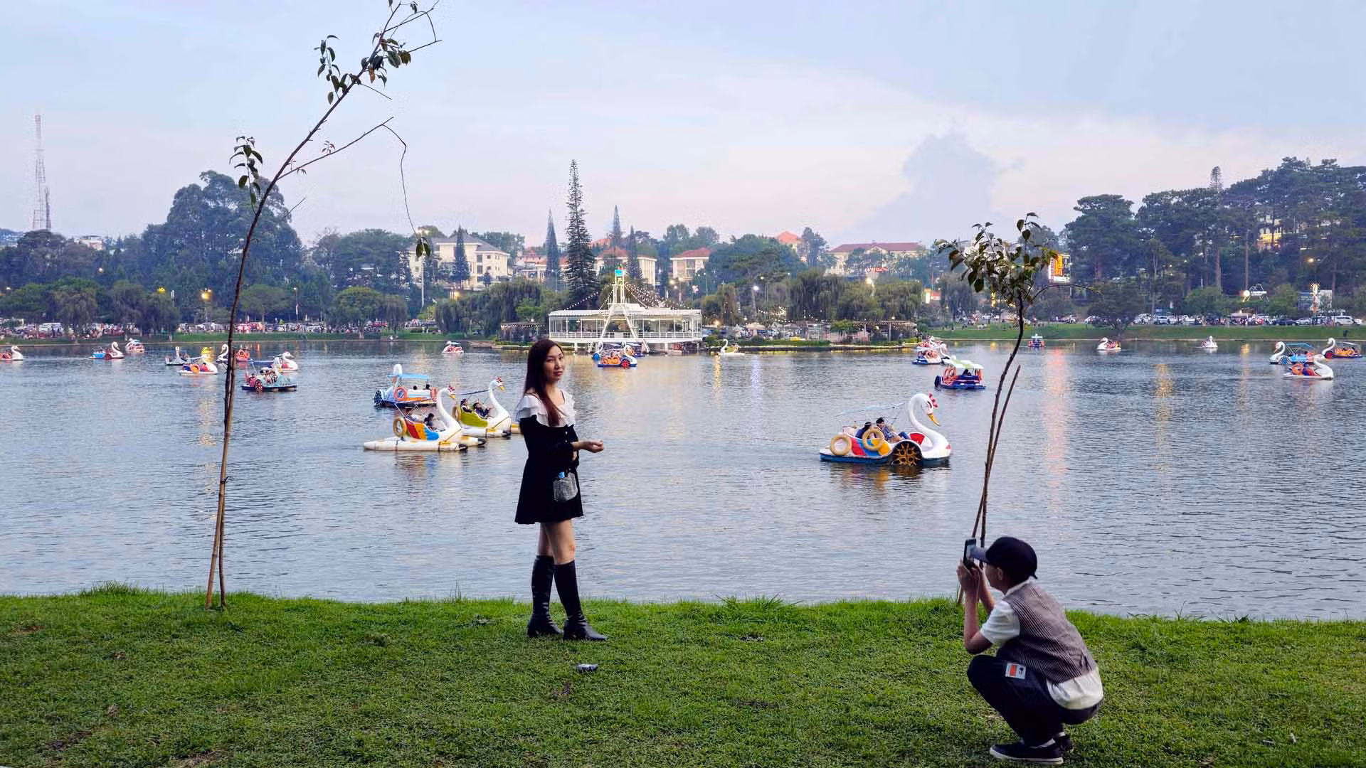 Đang cùng gia đình thưởng ngoạn bên hồ Xuân Hương, chị Nguyễn Thu Hà, du khách đến từ Thành phố Hồ Chí Minh cho biết: “Hiện khắp nơi nắng nóng, oi bức, nên gia đình mình quyết định đi Đà Lạt nhằm thoát khỏi sự ngột ngạt. Mùa này, Đà Lạt chính là thiên đường để tránh nắng, với không khí trong lành, mát mẻ và thoải mái”. Đang cùng gia đình thưởng ngoạn bên hồ Xuân Hương, chị Nguyễn Thu Hà, du khách đến từ Thành phố Hồ Chí Minh cho biết: “Hiện khắp nơi nắng nóng, oi bức, nên gia đình mình quyết định đi Đà Lạt nhằm thoát khỏi sự ngột ngạt. Mùa này, Đà Lạt chính là thiên đường để tránh nắng, với không khí trong lành, mát mẻ và thoải mái”.