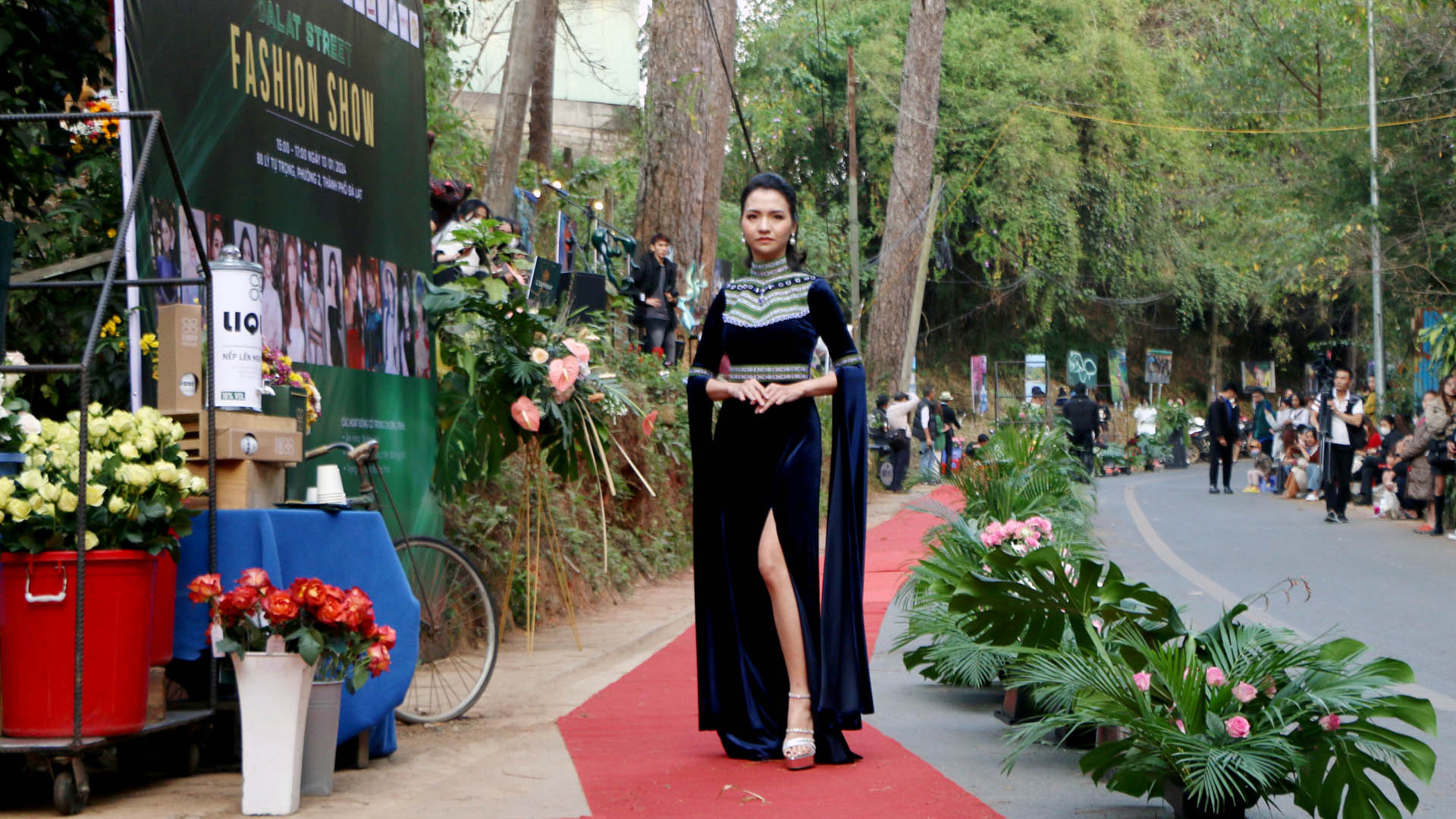 Sự trẻ trung, năng động được thể hiện qua những bộ thời trang cách tân hiện đại, những đường cắt tinh tế giữ được vẻ thuần khiết và tạo phong cách riêng cho người sử dụng.