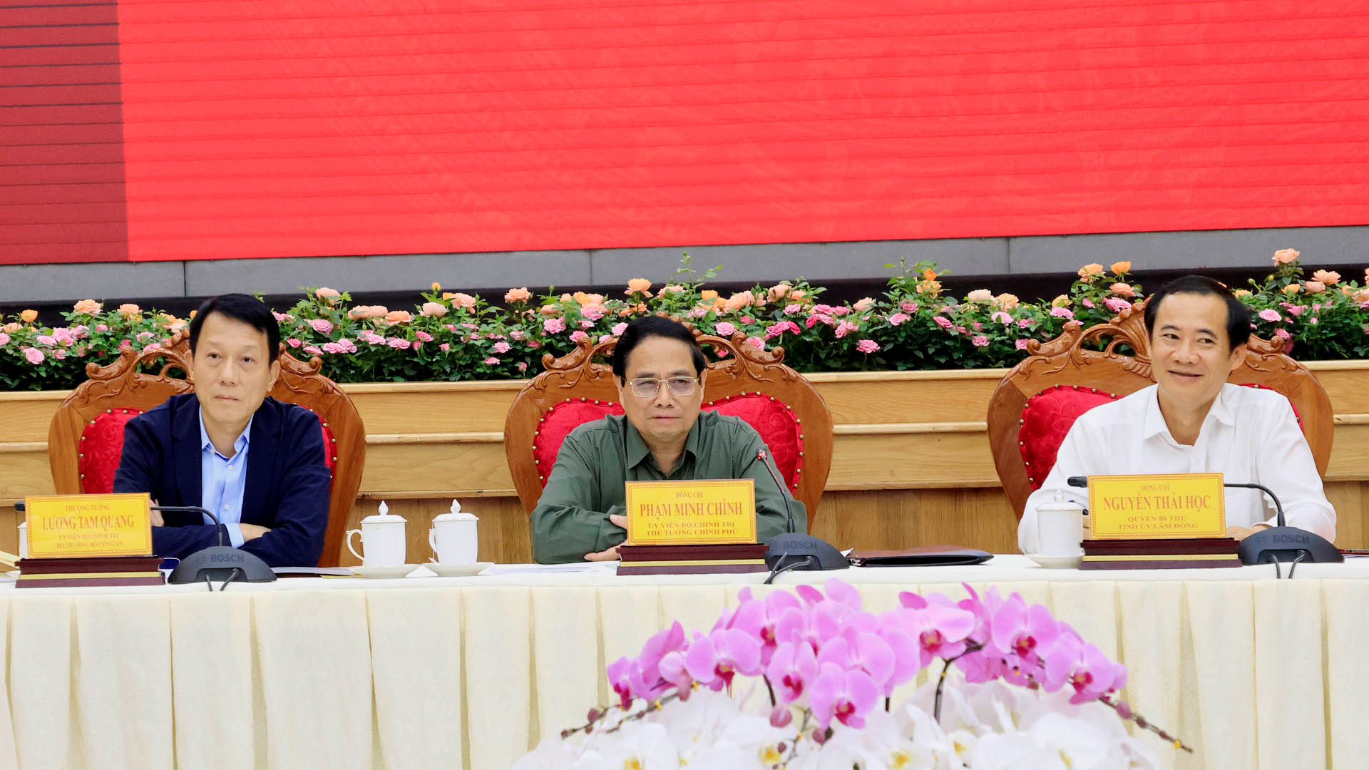 Thủ tướng Phạm Minh Chính chủ trì buổi làm việc với Ban Thường vụ Tỉnh ủy Lâm Đồng chiều 25/8. Ủy viên Bộ Chính trị, Bộ trưởng Công an Lương Tam Quang; Quyền Bí thư Tỉnh ủy Lâm Đồng Nguyễn Thái Học đồng chủ trì buổi làm việc.