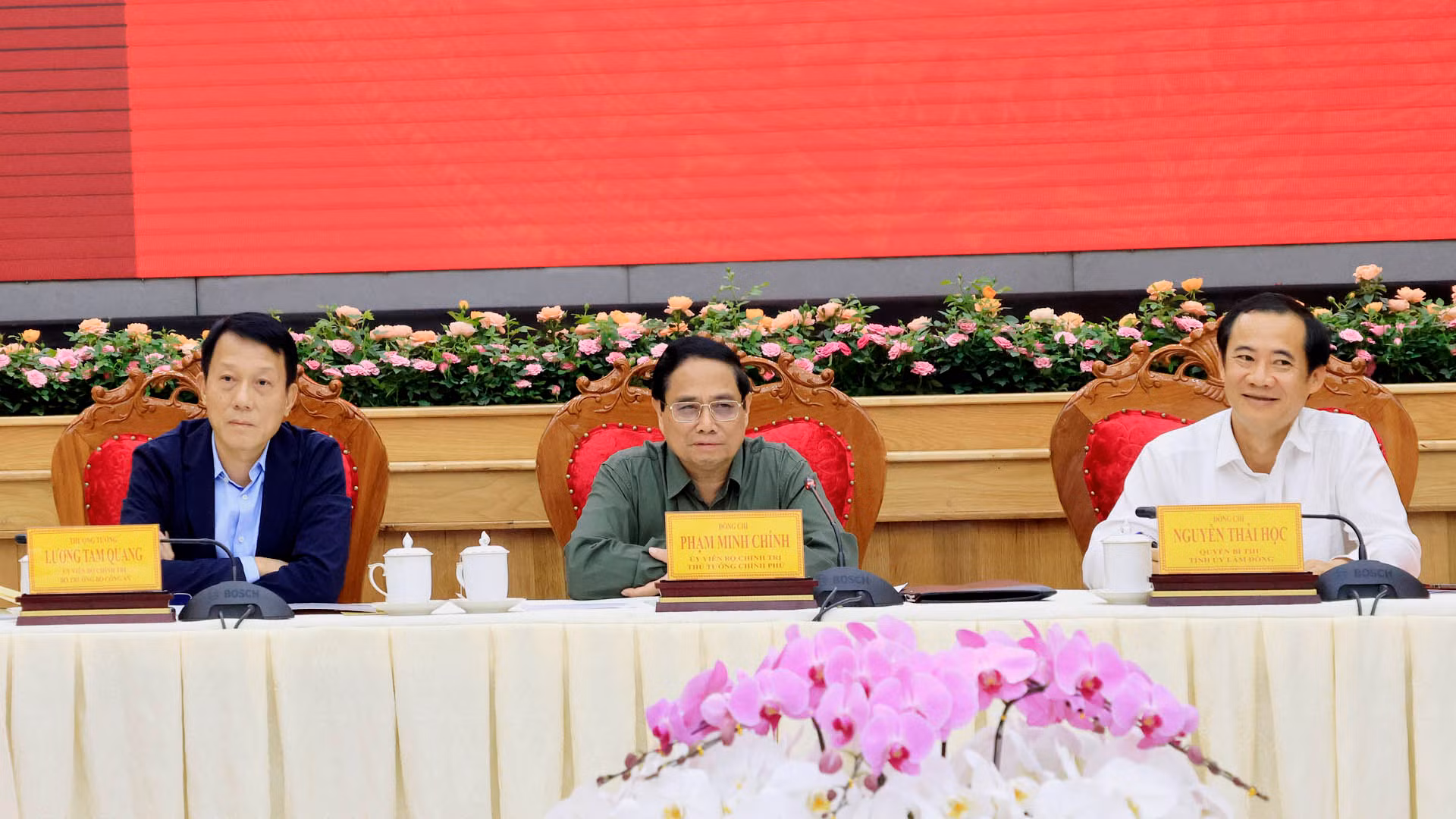 Thủ tướng Phạm Minh Chính chủ trì buổi làm việc với Ban Thường vụ Tỉnh ủy Lâm Đồng chiều 25/8. Ủy viên Bộ Chính trị, Bộ trưởng Công an Lương Tam Quang; Quyền Bí thư Tỉnh ủy Lâm Đồng Nguyễn Thái Học đồng chủ trì buổi làm việc.