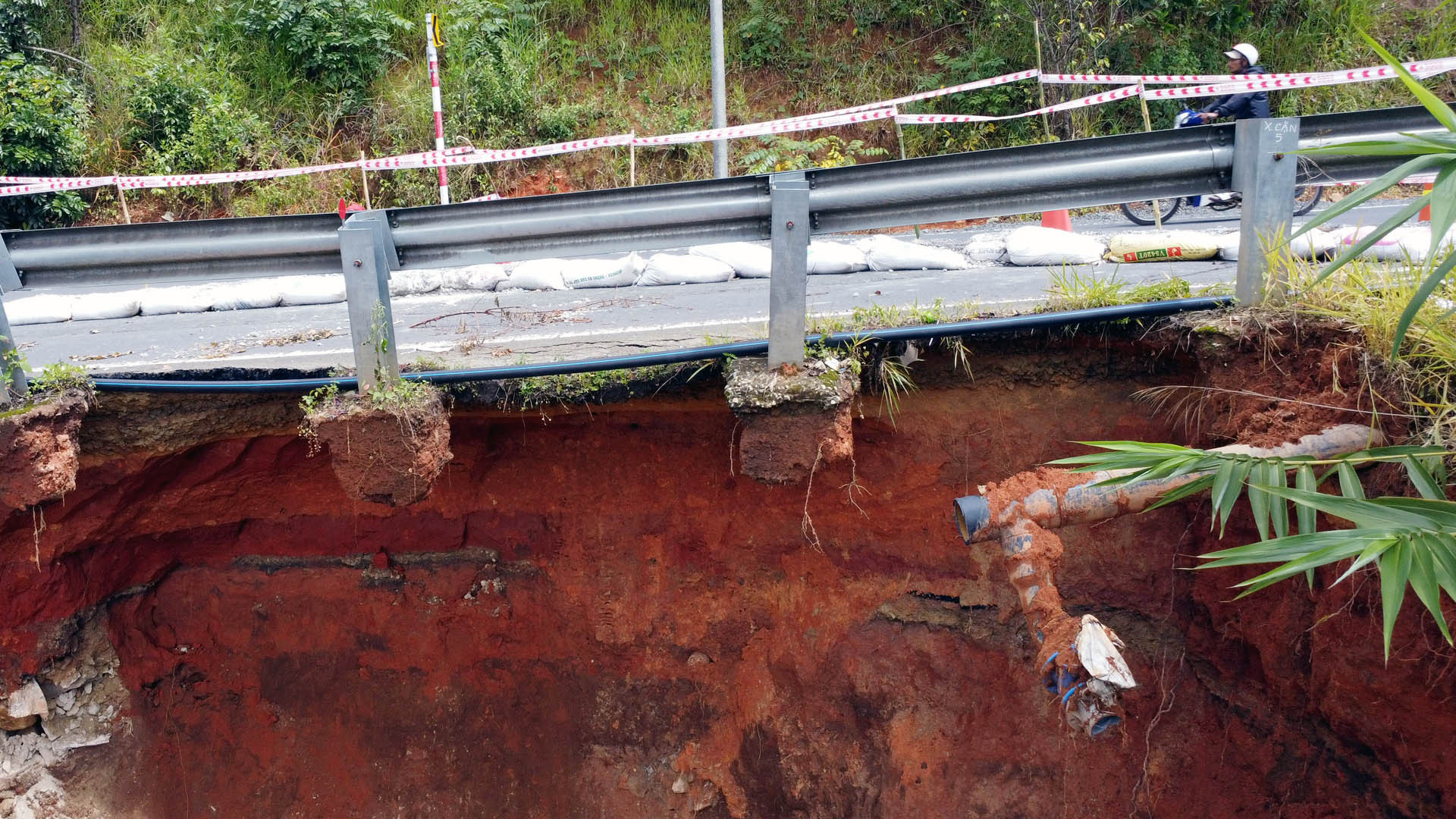 Cơ quan chức năng đã làm gờ bê-tông, đắp bao tải đất để hạn chế nước chảy vào vị trí sạt lở, di dời hệ thống cấp nước khỏi khu vực. Cơ quan chức năng đã làm gờ bê-tông, đắp bao tải đất để hạn chế nước chảy vào vị trí sạt lở, di dời hệ thống cấp nước khỏi khu vực.