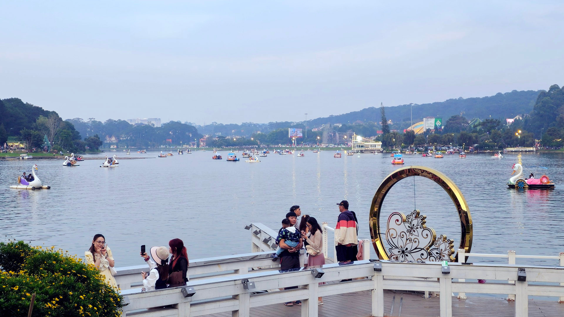 Trên hồ Xuân Hương, “trái tim” phố núi Đà Lạt trở nên sôi động, nhiều du khách trải nghiệm dịch vụ pedalo, du ngoạn thiên nga trên hồ.