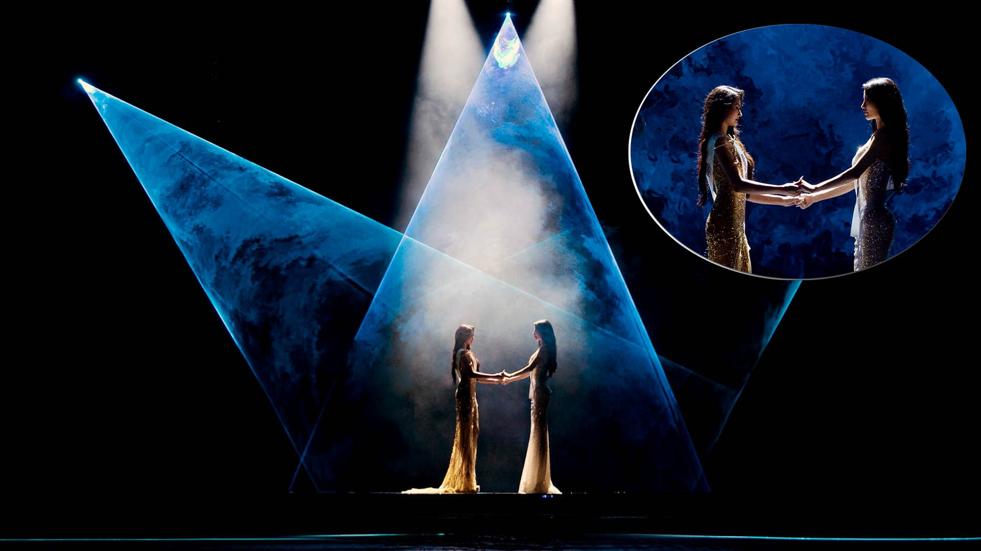 Kết thúc phần thi tranh biện, khán giả nín thở khi hai người đẹp Bùi Thị Xuân Hạnh và Hoàng Thị Nhung nắm tay nhau chờ công bố chủ nhân vương miện “Tre’s The Crown”. Kết thúc phần thi tranh biện, khán giả nín thở khi hai người đẹp Bùi Thị Xuân Hạnh và Hoàng Thị Nhung nắm tay nhau chờ công bố chủ nhân vương miện “Tre’s The Crown”.