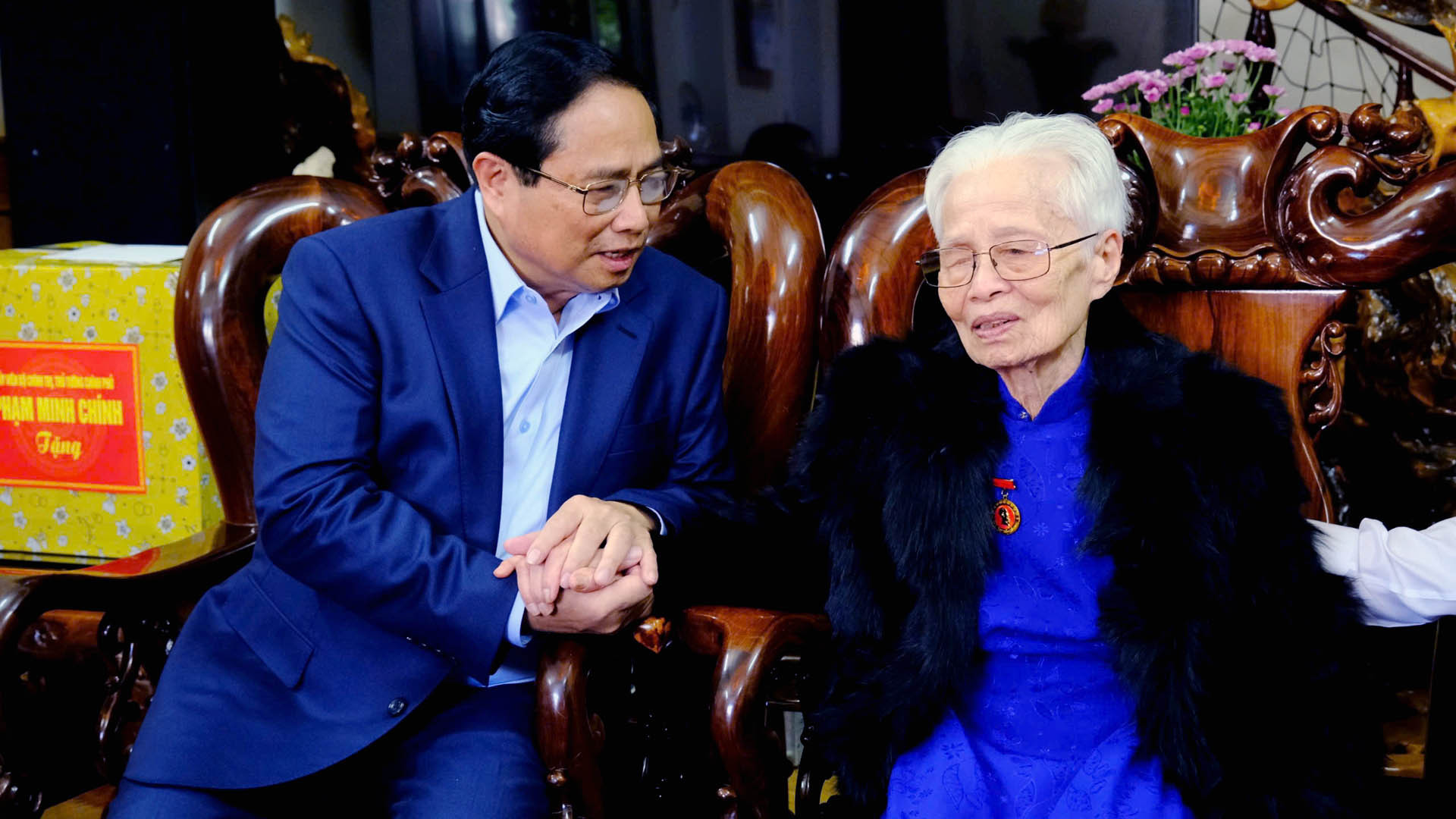 Trong chuyến công tác tại tỉnh Lâm Đồng, sáng 25/8, Thủ tướng Chính phủ Phạm Minh Chính cùng Đoàn công tác Trung ương và lãnh đạo tỉnh Lâm Đồng đến thăm, tặng quà Mẹ Việt Nam Anh hùng Trần Thị Thung ở phường 9, thành phố Đà Lạt.