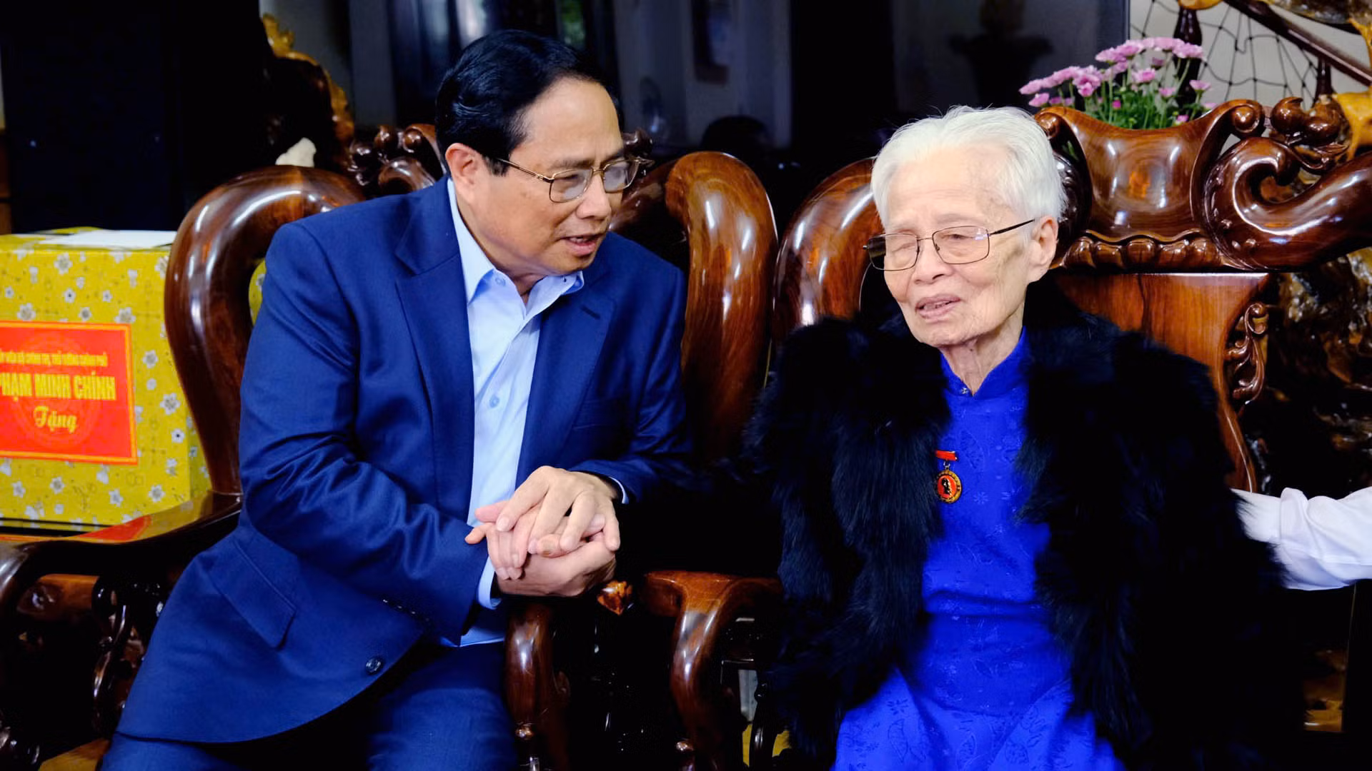 Trong chuyến công tác tại tỉnh Lâm Đồng, sáng 25/8, Thủ tướng Chính phủ Phạm Minh Chính cùng Đoàn công tác Trung ương và lãnh đạo tỉnh Lâm Đồng đến thăm, tặng quà Mẹ Việt Nam Anh hùng Trần Thị Thung ở phường 9, thành phố Đà Lạt.