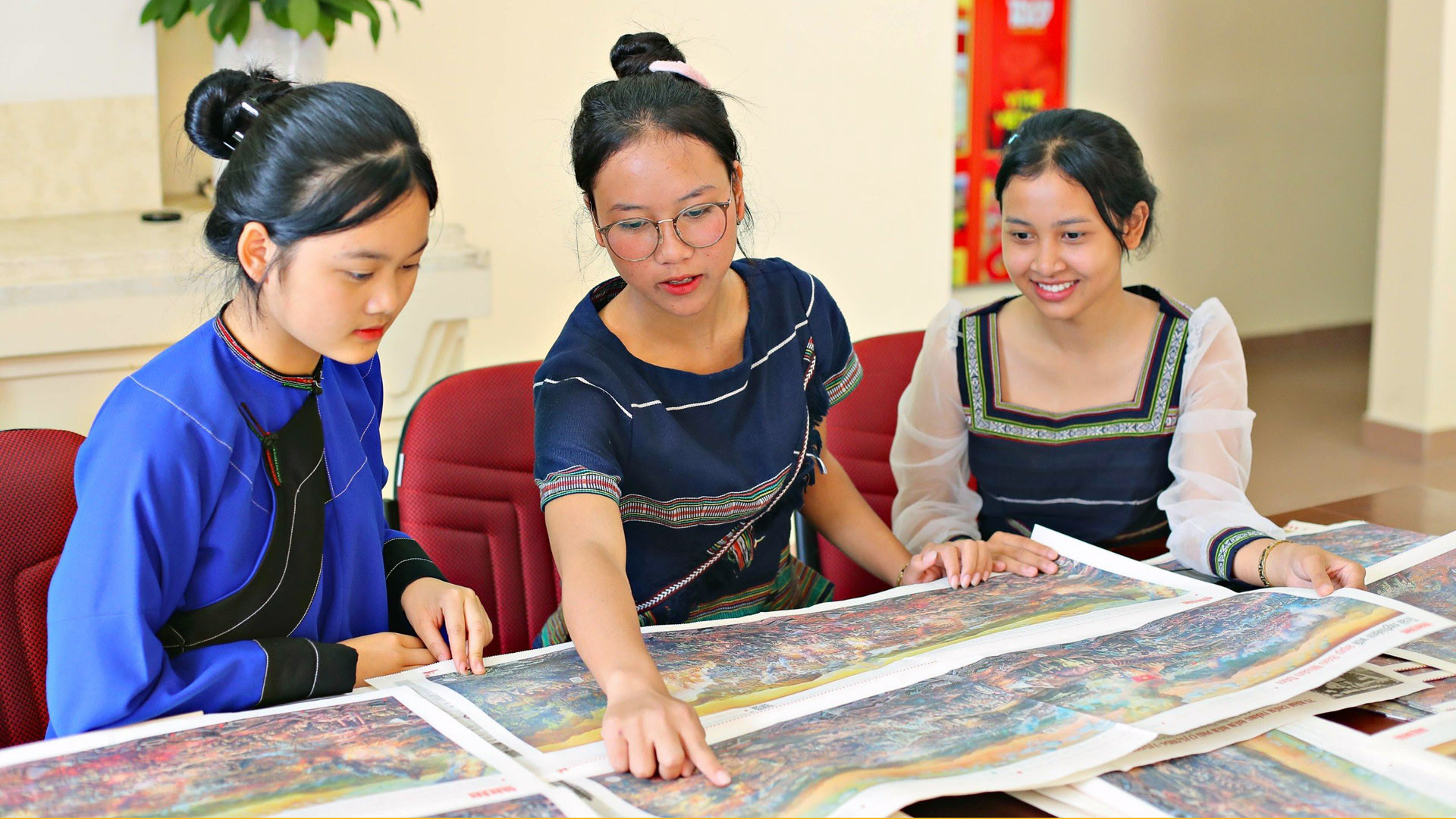 Học sinh Trường phổ thông dân tộc nội trú THCS-THPT tỉnh Lâm Đồng đến Văn phòng đại diện Báo Nhân Dân trải nghiệm ấn bản tranh panorama "Chiến dịch Điện Biên Phủ".