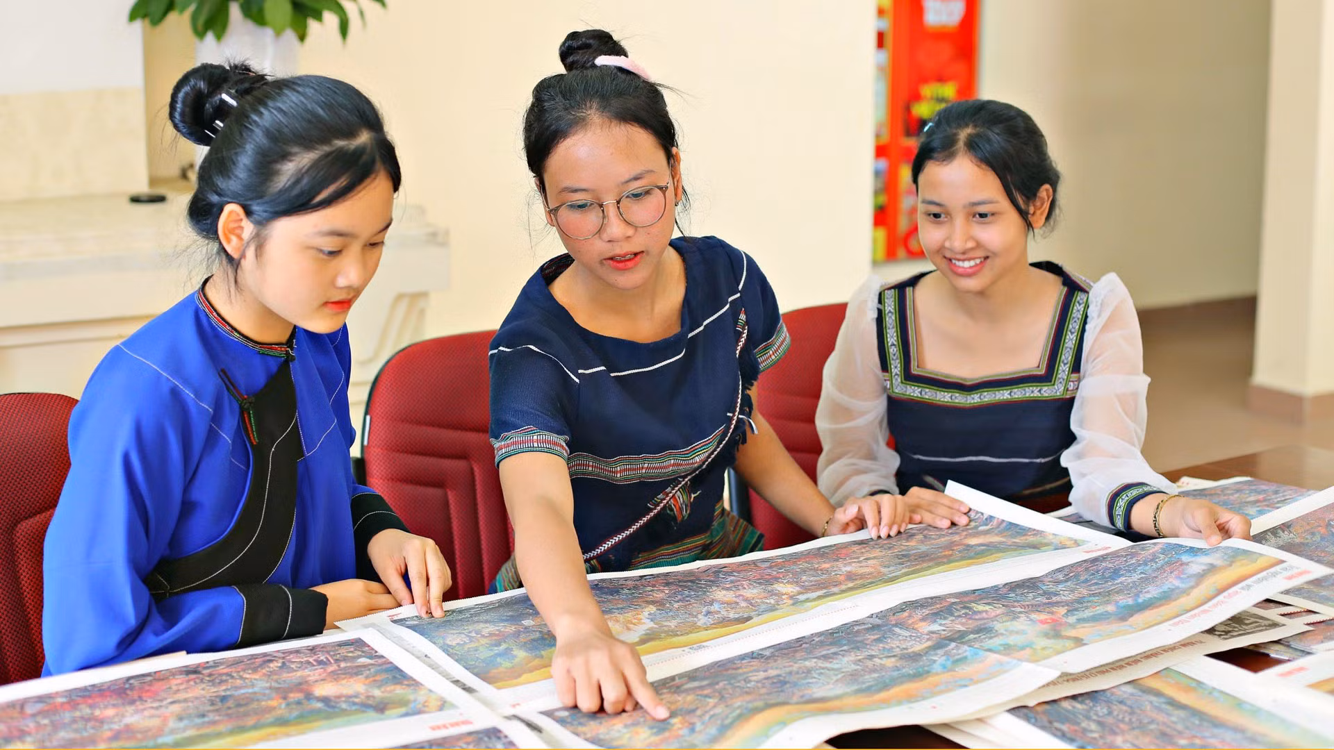 Học sinh Trường phổ thông dân tộc nội trú THCS-THPT tỉnh Lâm Đồng đến Văn phòng đại diện Báo Nhân Dân trải nghiệm ấn bản tranh panorama "Chiến dịch Điện Biên Phủ".