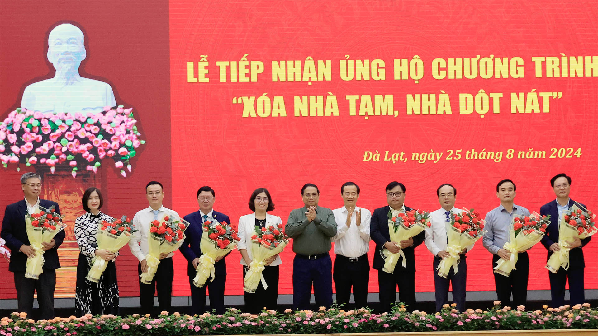 Thủ tướng Phạm Minh Chính và Quyền Bí thư Tỉnh ủy Lâm Đồng Nguyễn Thái Học tặng hoa các nhà tài trợ ủng hộ Chương trình “xóa nhà tạm, nhà dột nát" trên địa bàn tỉnh Lâm Đồng.