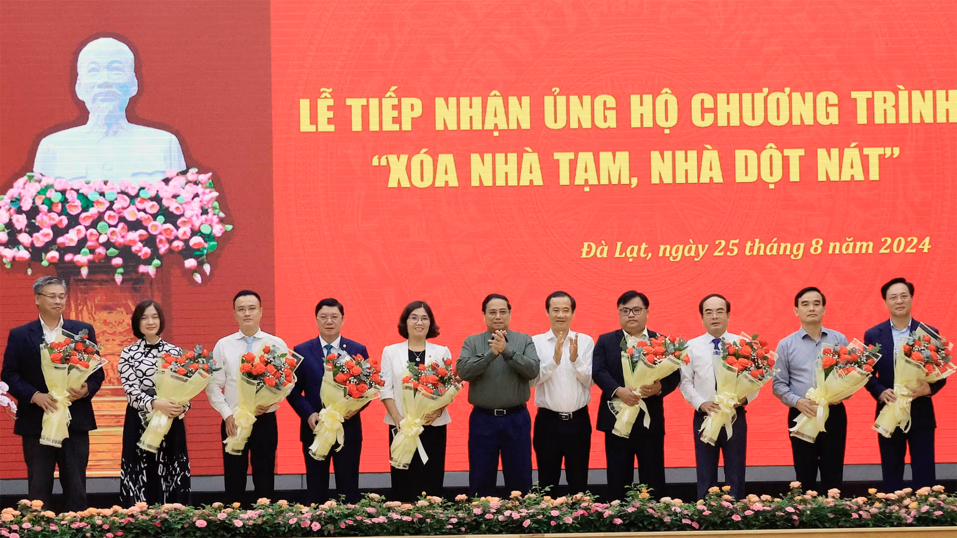 Thủ tướng Phạm Minh Chính và Quyền Bí thư Tỉnh ủy Lâm Đồng Nguyễn Thái Học tặng hoa các nhà tài trợ ủng hộ Chương trình “xóa nhà tạm, nhà dột nát" trên địa bàn tỉnh Lâm Đồng.