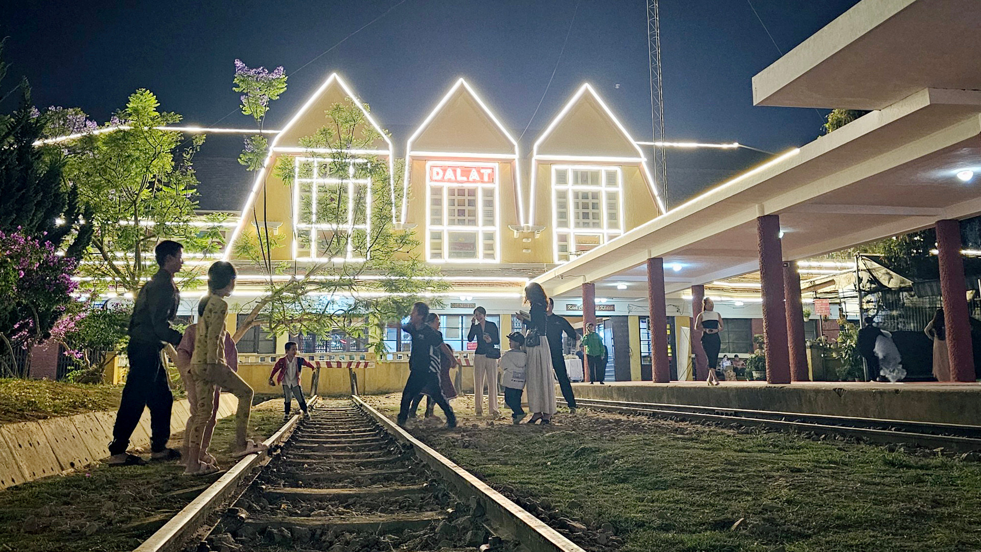 Trước khi lên tàu, du khách có thể thoải mái tham quan, check-in tại ga Đà Lạt, công trình kiến trúc cổ độc đáo, được lấy cảm hứng thiết kế từ núi Langbiang huyền thoại và mái nhà rông Tây Nguyên, hoặc check-in tại những toa tàu cổ mang phong cách Đông Dương.