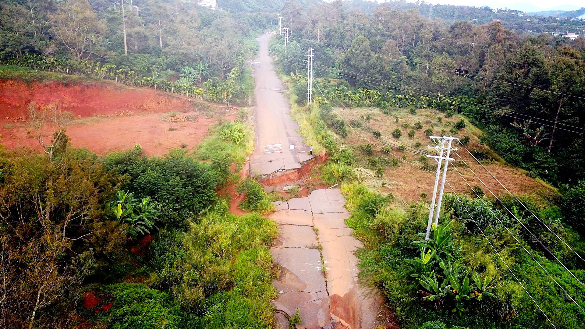 Theo ghi nhận, đến thời điểm tuyến đường thông tuyến, dọc hai bên đường đã hình thành nhiều nhà ở và khu vực sản xuất của người dân, do đó họ có nhu cầu đi lại.