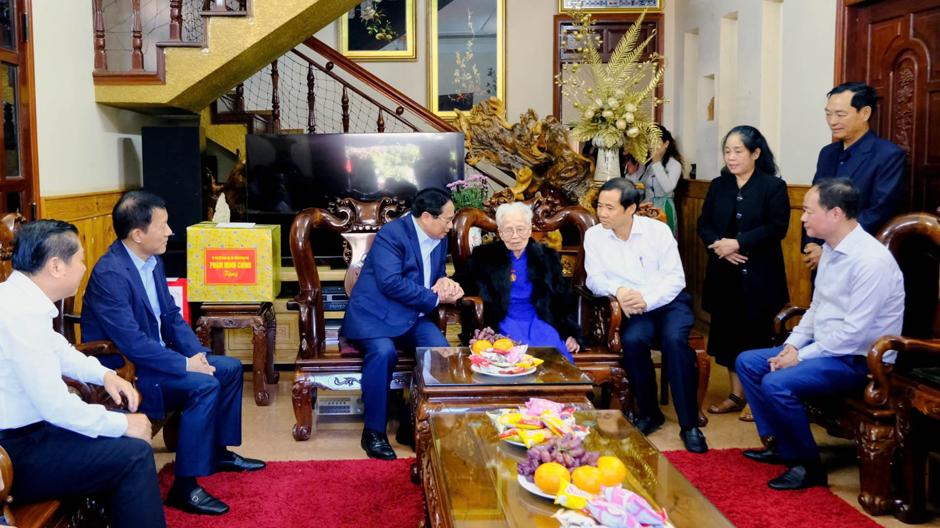 Thủ tướng Phạm Minh Chính cùng Đoàn công tác Trung ương và lãnh đạo tỉnh Lâm Đồng thăm gia đình Mẹ Việt Nam Anh hùng Trần Thị Thung. Thủ tướng ân cần thăm hỏi sức khỏe, đời sống, động viên tinh thần mẹ Thung và các thành viên trong gia đình. Đồng thời khẳng định, Đảng, Nhà nước và nhân dân luôn ghi nhớ những đóng góp, sự hy sinh của các Mẹ Việt Nam Anh hùng và công lao to lớn mà các thế hệ cha anh đã cống hiến, hy sinh trong các cuộc kháng chiến giành độc lập, tự do cho Tổ quốc.