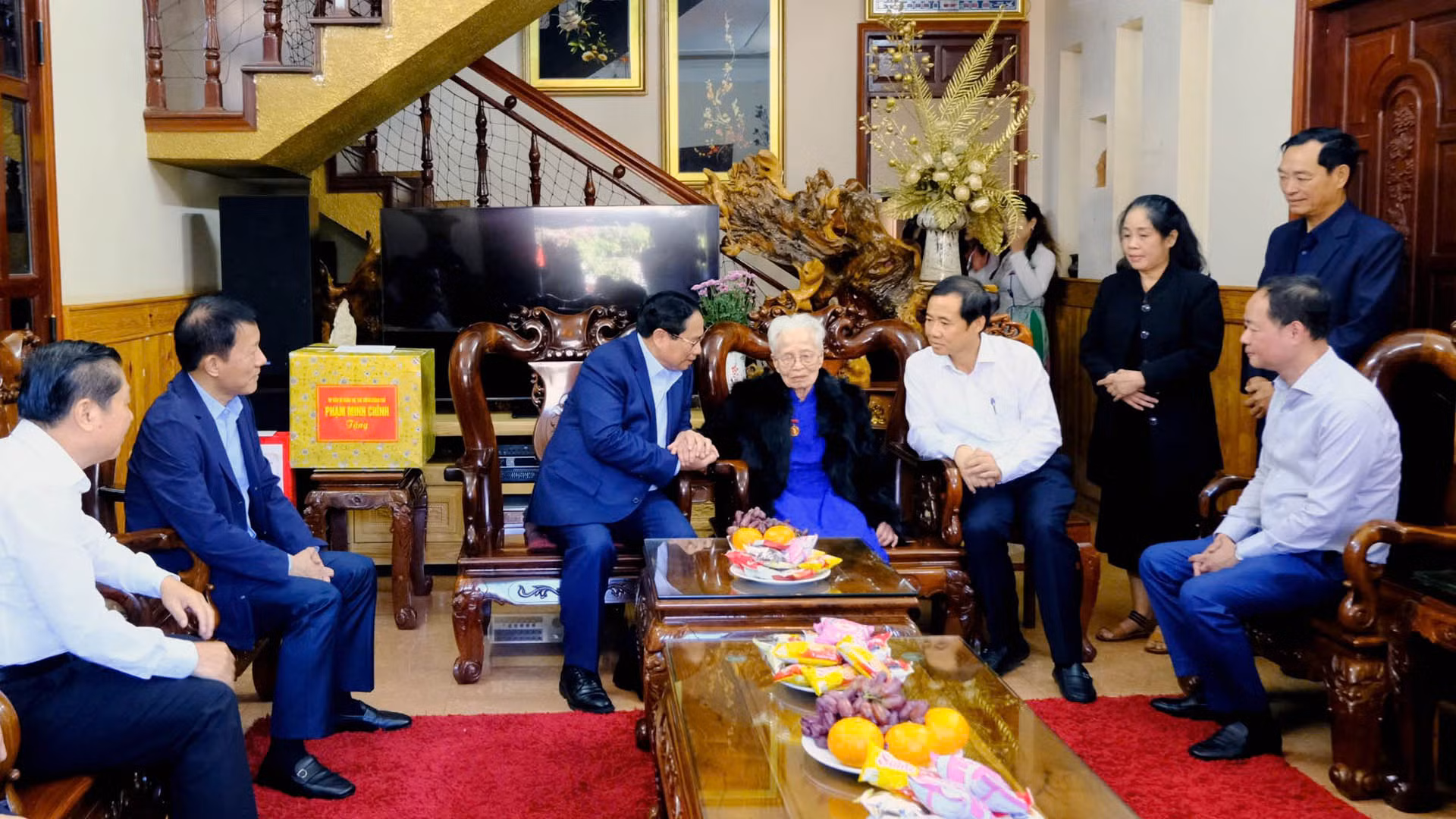 Thủ tướng Phạm Minh Chính cùng Đoàn công tác Trung ương và lãnh đạo tỉnh Lâm Đồng thăm gia đình Mẹ Việt Nam Anh hùng Trần Thị Thung. Thủ tướng ân cần thăm hỏi sức khỏe, đời sống, động viên tinh thần mẹ Thung và các thành viên trong gia đình. Đồng thời khẳng định, Đảng, Nhà nước và nhân dân luôn ghi nhớ những đóng góp, sự hy sinh của các Mẹ Việt Nam Anh hùng và công lao to lớn mà các thế hệ cha anh đã cống hiến, hy sinh trong các cuộc kháng chiến giành độc lập, tự do cho Tổ quốc.