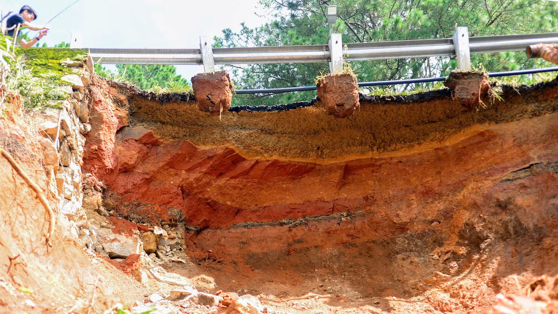 Vị trí sạt lở được ghi nhận dài khoảng 10m, sâu khoảng 2m, dạng hàm ếch.