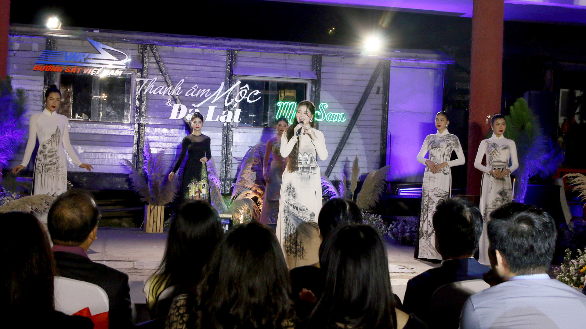 Cũng tại chương trình khai trương “Hành trình đêm Đà Lạt”, diễn ra mini show đêm nhạc Trịnh Công Sơn với chủ đề “Thanh âm Mộc và Đà Lạt” với sự thể hiện của ca sĩ Mộc San, Quốc Đại, Hoàng Minh Viễn, Hiền Lê, Leo Minh Tuấn, ghi ta Nhật Đông, saxo Hoàng Thi.