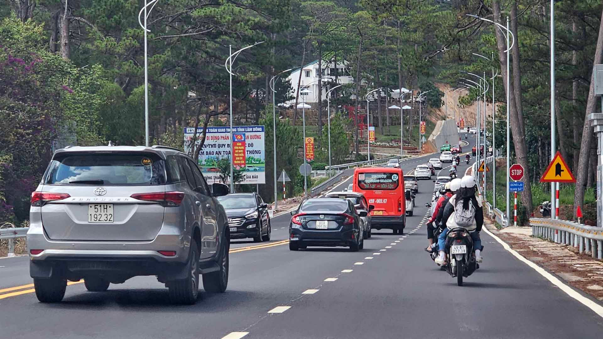 Ghi nhận trong dịp lễ năm nay, trên các tuyến đường chính khu vực nội đô và những cung đường đến khu, điểm du lịch giao thông khá thuận lợi; các khu, điểm vui chơi, du lịch ghi nhận lượng du khách đáng kể; hầu hết hàng quán kinh doanh, khách sạn không rơi vào tình trạng quá tải.
