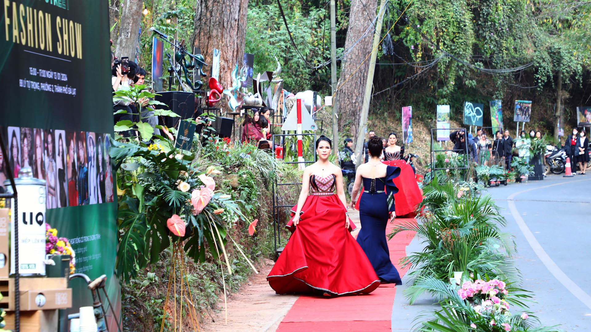 Những chiếc áo cưới qua sáng tạo của nhà thiết kế đã “bật” lên sức sống mới, thu hút những đôi uyên ương trong những buôn làng và những người yêu thời trang thổ cẩm.