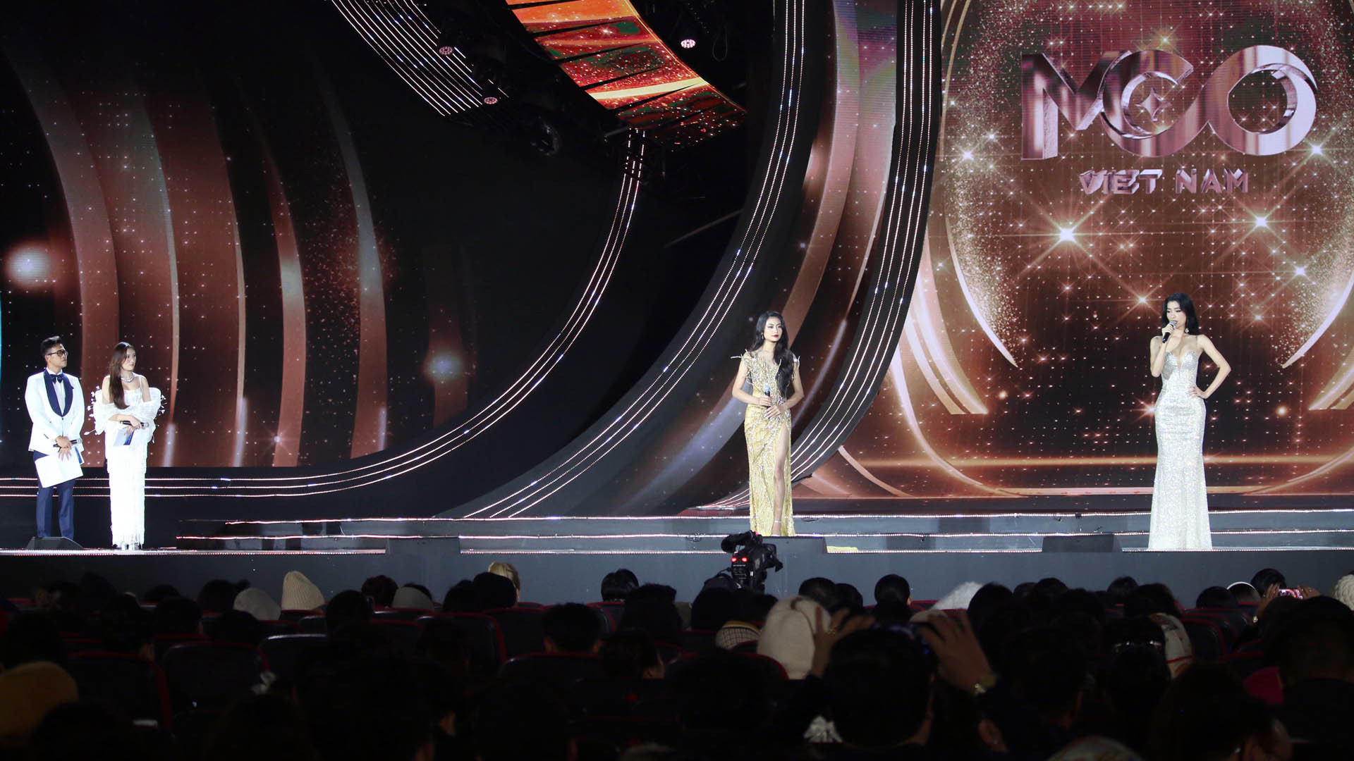 Cuộc thi đến giây phút hồi hộp, khi tốp 2 thí sinh được gọi tên vào phần thi hùng biện là Bùi Thị Xuân Hạnh và Hoàng Thị Nhung. Hai thí sinh trình bày về kế hoạch dự án cộng đồng và phần phản biện của thí sinh còn lại. Cuộc thi đến giây phút hồi hộp, khi tốp 2 thí sinh được gọi tên vào phần thi hùng biện là Bùi Thị Xuân Hạnh và Hoàng Thị Nhung. Hai thí sinh trình bày về kế hoạch dự án cộng đồng và phần phản biện của thí sinh còn lại.