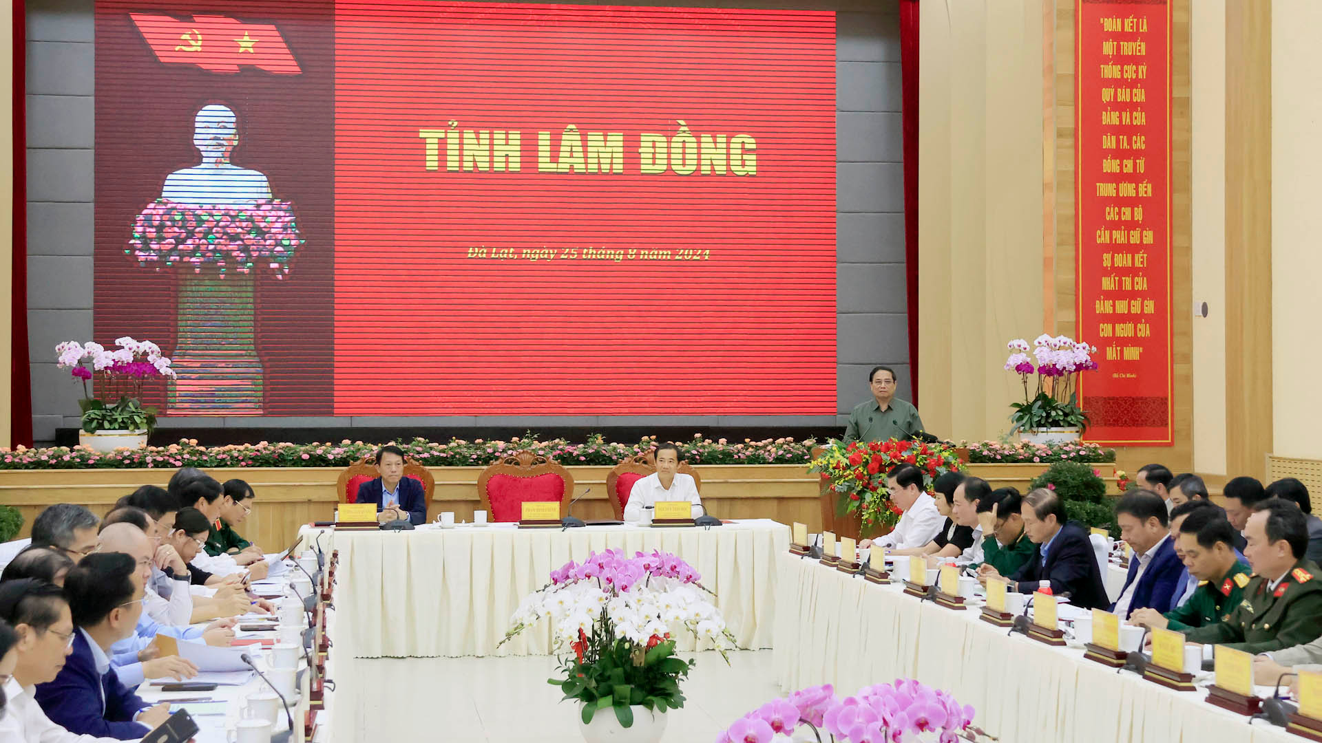 Chiều 25/8, tiếp tục chuyến công tác tại tỉnh Lâm Đồng, Thủ tướng Phạm Minh Chính có buổi làm việc với Ban Thường vụ Tỉnh ủy Lâm Đồng về để đánh giá kết quả thực hiện nhiệm vụ phát triển kinh tế-xã hội năm 2023, những tháng năm 2024 và phương hướng, nhiệm vụ thời gian tới; đồng thời giải quyết, một số kiến nghị để tạo động lực mới cho sự phát triển của tỉnh Lâm Đồng.
