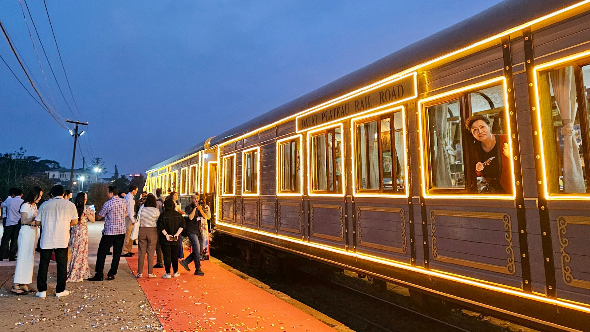 Theo đó, ngoài các đôi tàu chạy thường xuyên vào ban ngày, Tổng công ty Đường sắt Việt Nam tổ chức chạy thêm 2 đôi tàu ĐL11/Đ12 và ĐL3/ĐL14, xuất phát từ ga Đà Lạt vào các khung giờ 18 giờ 15 phút (ĐL11) và 20 giờ 20 phút (ĐL13) để phục vụ du khách. Ở chiều ngược lại, tàu ĐL12 xuất phát tại ga Trại Mát lúc 19 giờ 15 phút và ĐL14 xuất phát lúc 21 giờ 20 phút.