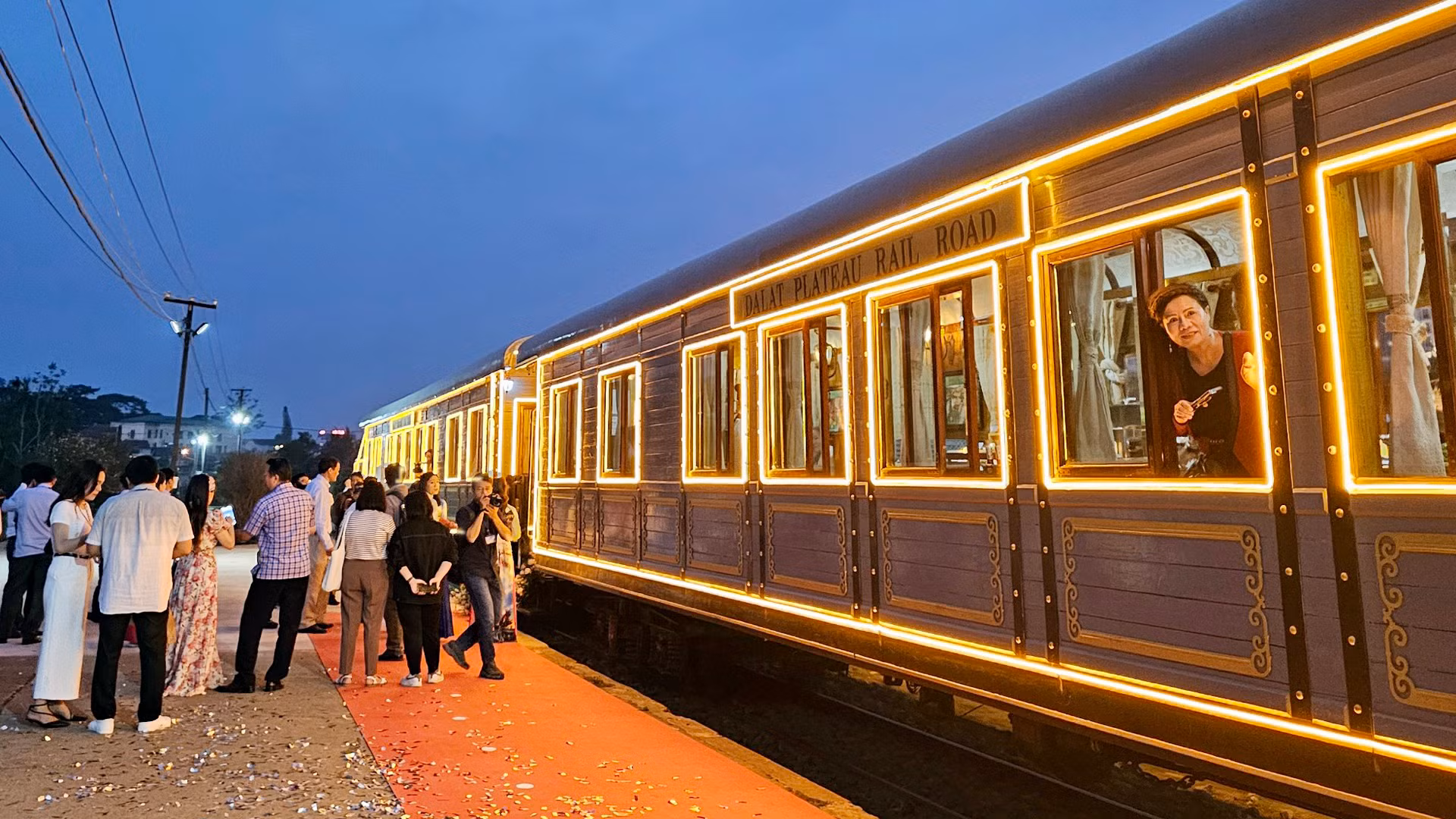 Theo đó, ngoài các đôi tàu chạy thường xuyên vào ban ngày, Tổng công ty Đường sắt Việt Nam tổ chức chạy thêm 2 đôi tàu ĐL11/Đ12 và ĐL3/ĐL14, xuất phát từ ga Đà Lạt vào các khung giờ 18 giờ 15 phút (ĐL11) và 20 giờ 20 phút (ĐL13) để phục vụ du khách. Ở chiều ngược lại, tàu ĐL12 xuất phát tại ga Trại Mát lúc 19 giờ 15 phút và ĐL14 xuất phát lúc 21 giờ 20 phút.