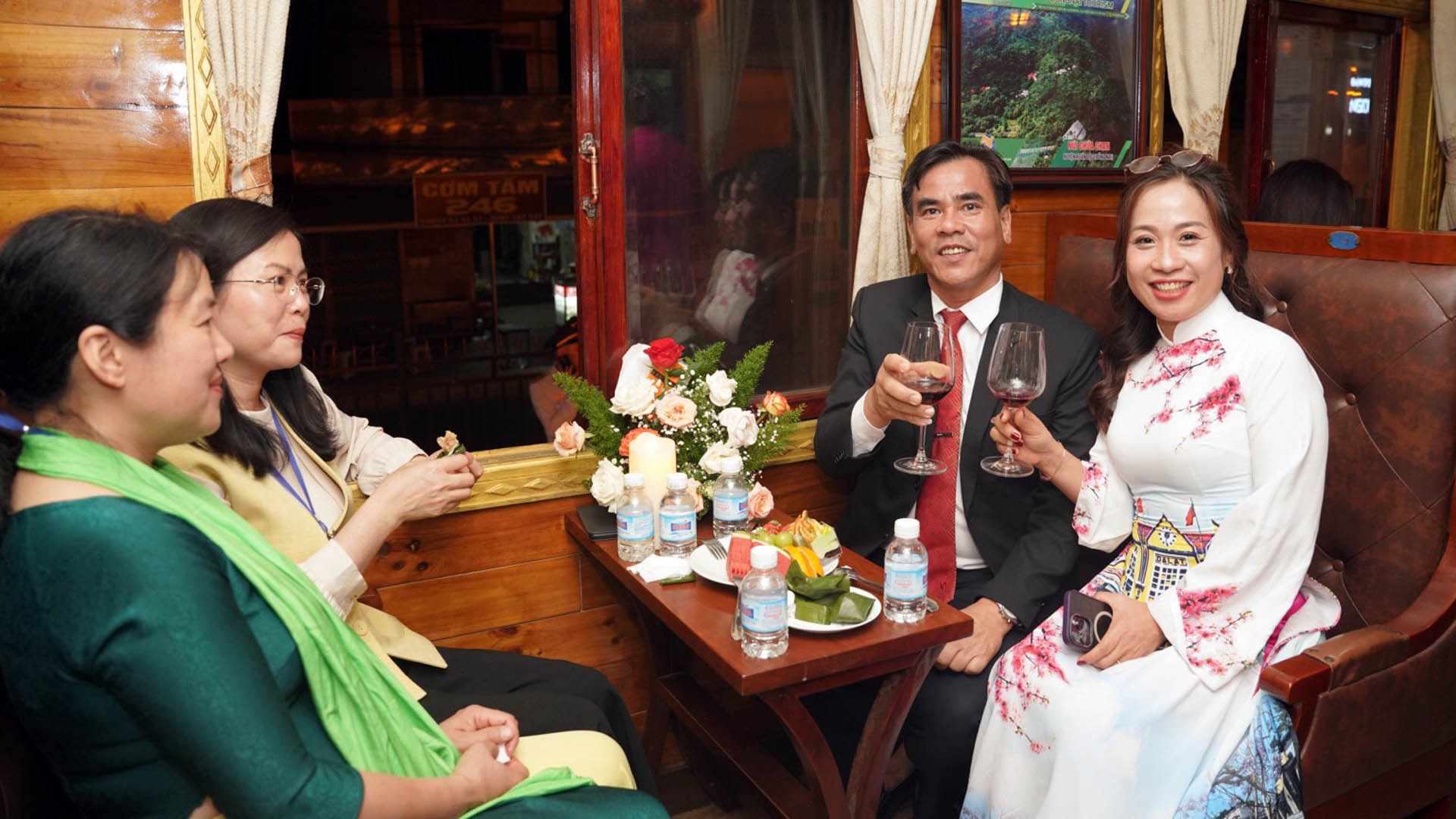 Cũng trên hành trình mới lạ ấy, Phó Chủ tịch Ủy ban nhân dân thành phố Đà Lạt Trần Thị Vũ Loan (bìa trái), chia sẻ: Chương trình đoàn tàu du lịch “Hành trình đêm Đà Lạt” góp phần giữ gìn, bảo tồn, phát huy giá trị di sản văn hóa thành phố. Đây là ý tưởng rất sáng tạo gắn với đề án phát triển kinh tế đêm Đà Lạt.