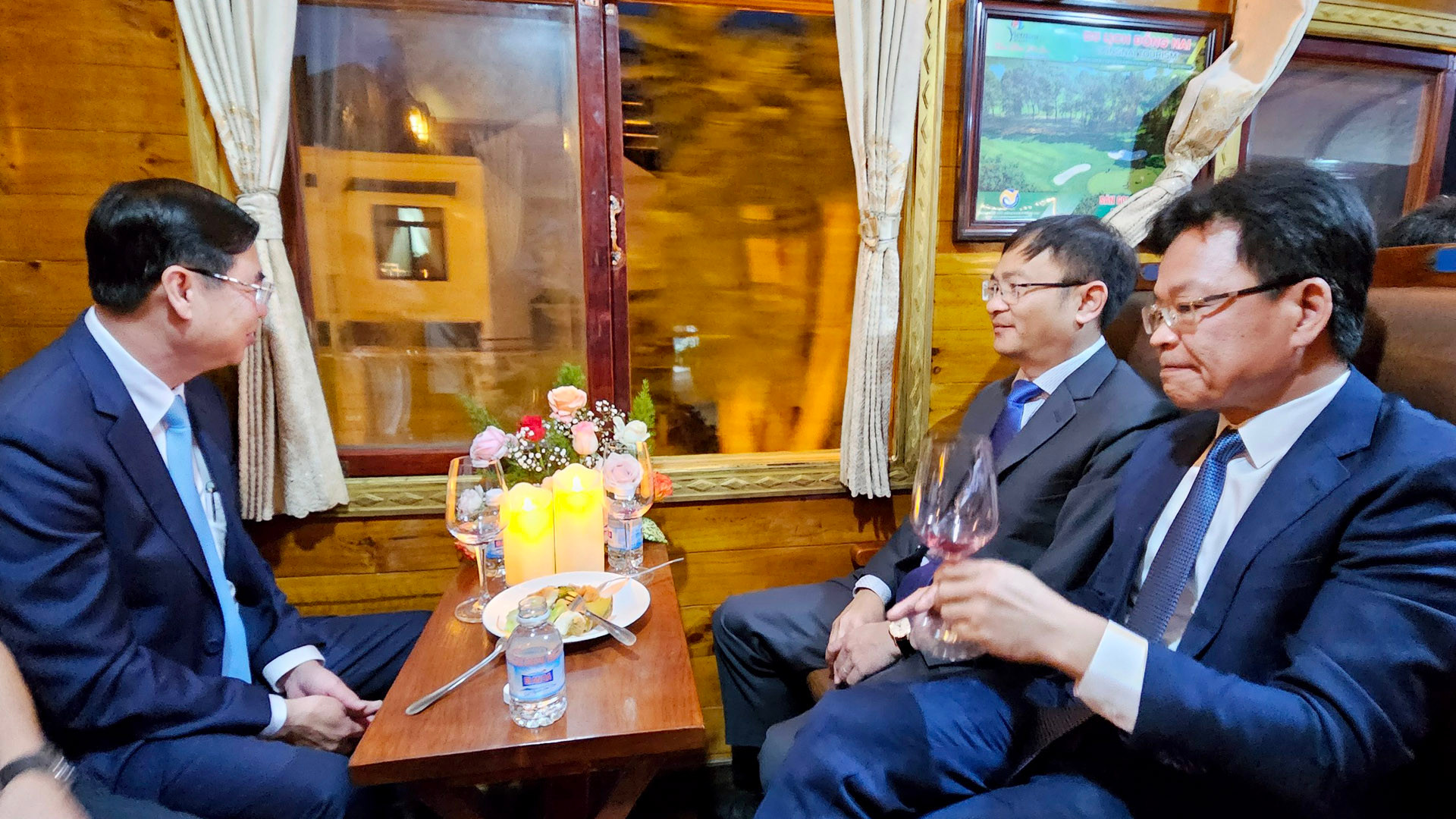 Trên hành trình trải nghiệm Đà Lạt về đêm bằng xe lửa cổ, Phó Bí thư Thường trực Tỉnh ủy, Trưởng Đoàn đại biểu Quốc hội tỉnh Lâm Đồng Trần Đình Văn (bên trái), cảm nhận: “Hành trình đêm Đà Lạt” là sản phẩm du lịch độc đáo, thú vị, mang đến cho hành khách những trải nghiệm mới, cảm nhận vẻ đẹp của Đà Lạt về đêm, góp phần đa dạng dịch vụ và phát triển du lịch địa phương.