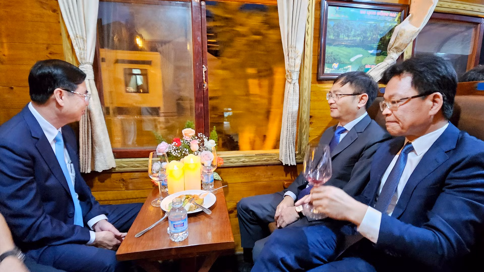 Trên hành trình trải nghiệm Đà Lạt về đêm bằng xe lửa cổ, Phó Bí thư Thường trực Tỉnh ủy, Trưởng Đoàn đại biểu Quốc hội tỉnh Lâm Đồng Trần Đình Văn (bên trái), cảm nhận: “Hành trình đêm Đà Lạt” là sản phẩm du lịch độc đáo, thú vị, mang đến cho hành khách những trải nghiệm mới, cảm nhận vẻ đẹp của Đà Lạt về đêm, góp phần đa dạng dịch vụ và phát triển du lịch địa phương.