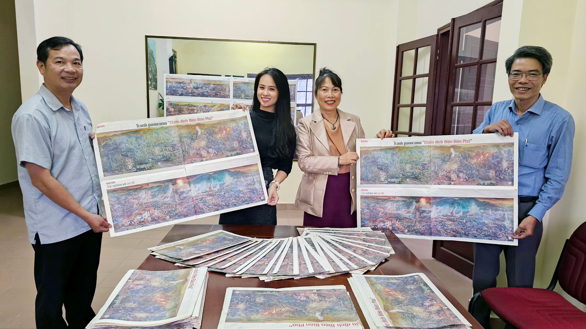 Đại diện Báo Nhân Dân tại Lâm Đồng trao ấn bản tranh panorama "Chiến dịch Điện Biên Phủ" do Báo Nhân Dân tặng bạn đọc.