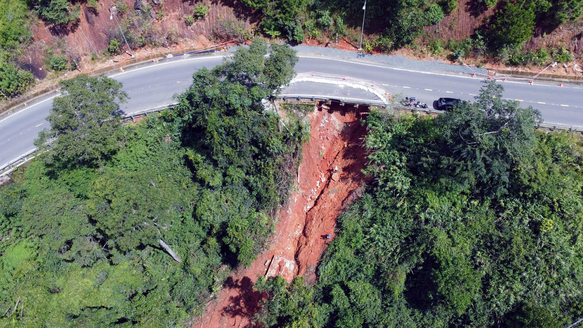 Phần đất, đá ta-luy âm bị xói lở, trôi xuống hơn 15m. Phần đất, đá ta-luy âm bị xói lở, trôi xuống hơn 15m.
