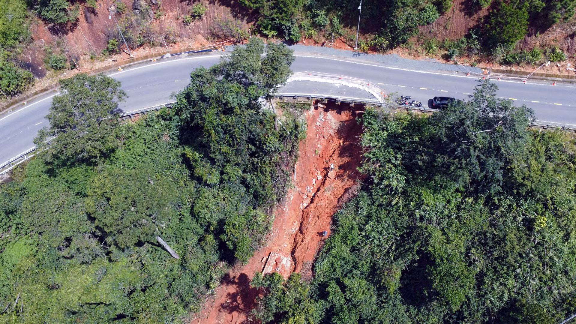 Phần đất, đá ta-luy âm bị xói lở, trôi xuống hơn 15m.