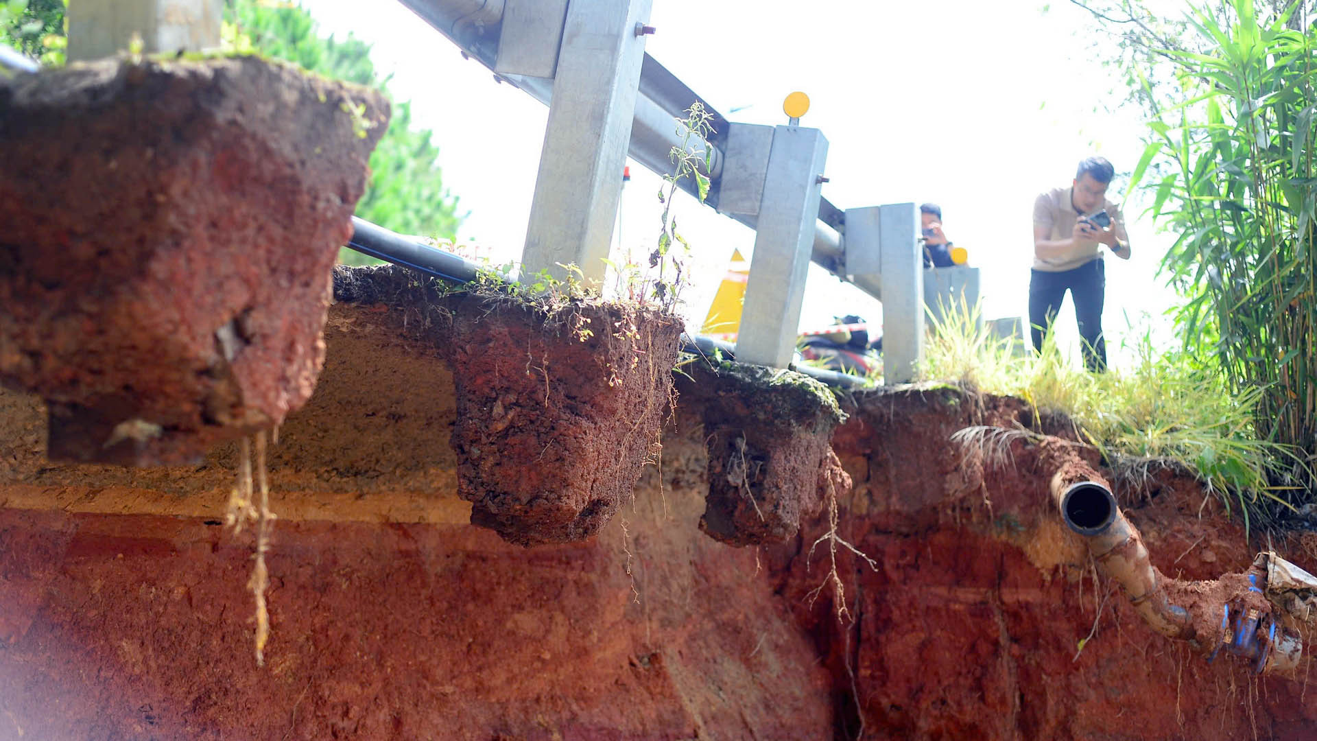 Tại vị trí sạt lở, đất đá trôi xuống vực sâu tạo khoảng trống hàm ếch vào mặt đường khiến các hộ lan treo lơ lửng. Tại vị trí sạt lở, đất đá trôi xuống vực sâu tạo khoảng trống hàm ếch vào mặt đường khiến các hộ lan treo lơ lửng.