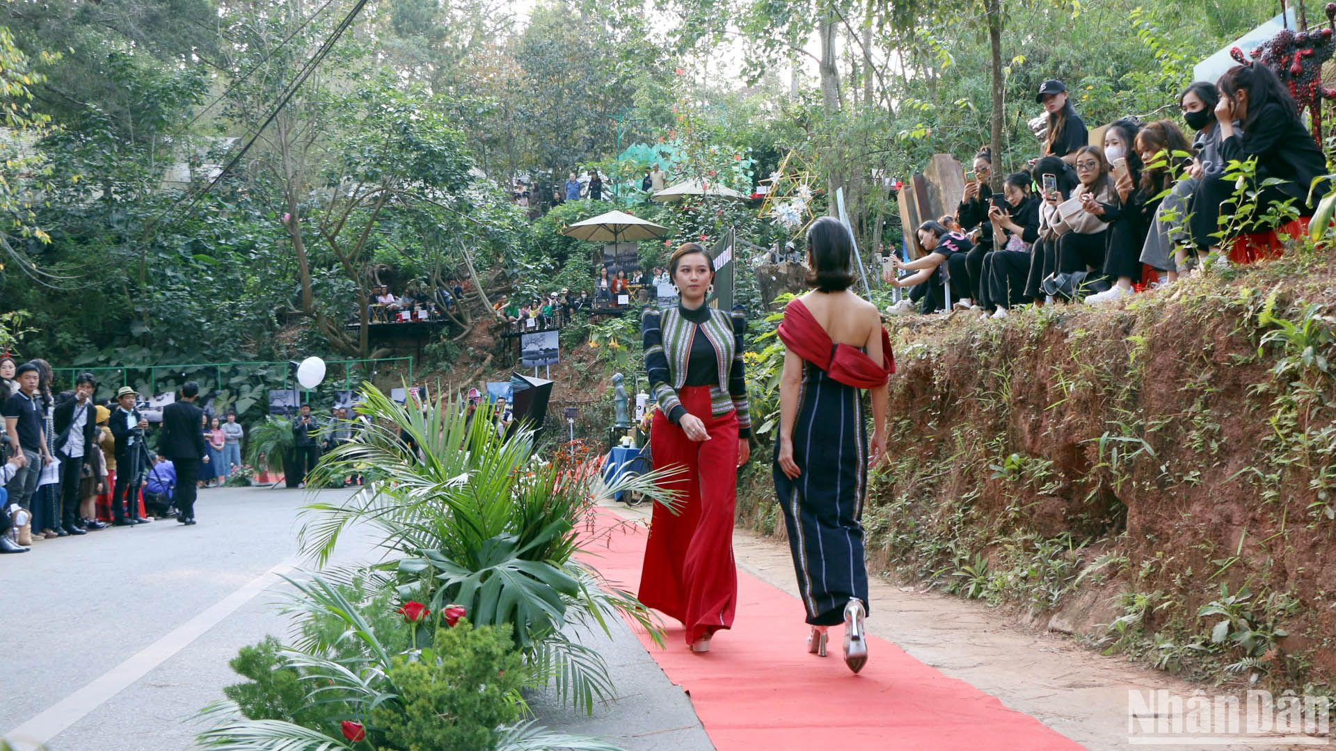 Để có được những tác phẩm thời trang trong bộ sưu tập Bơkau Lang Labiang, nhà thiết kế K’Jona đã khéo léo kết hợp hài hòa, tinh tế giữa thời trang hiện đại và hoa văn phong phú của thổ cẩm truyền thống người: Cơ Ho, Mạ, Chu Ru, Mnông…