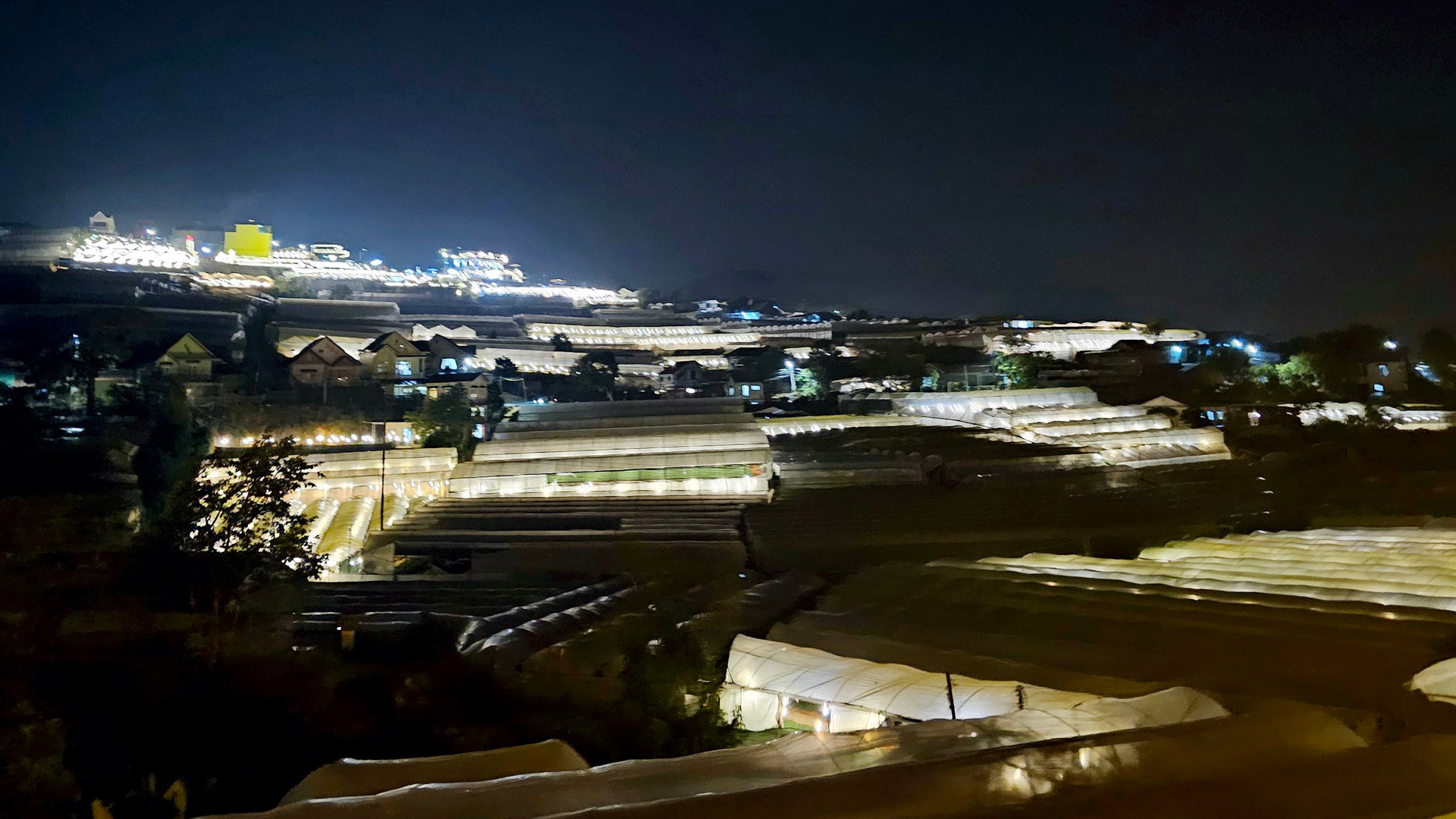 Hành trình đêm trên xe lửa cổ Đà Lạt, du khách được thoải mái thư giãn ngắm nhìn vẻ đẹp thơ mộng của phố núi chập chùng, những ánh đèn lung linh từ những vườn rau, hoa và các khu du lịch.