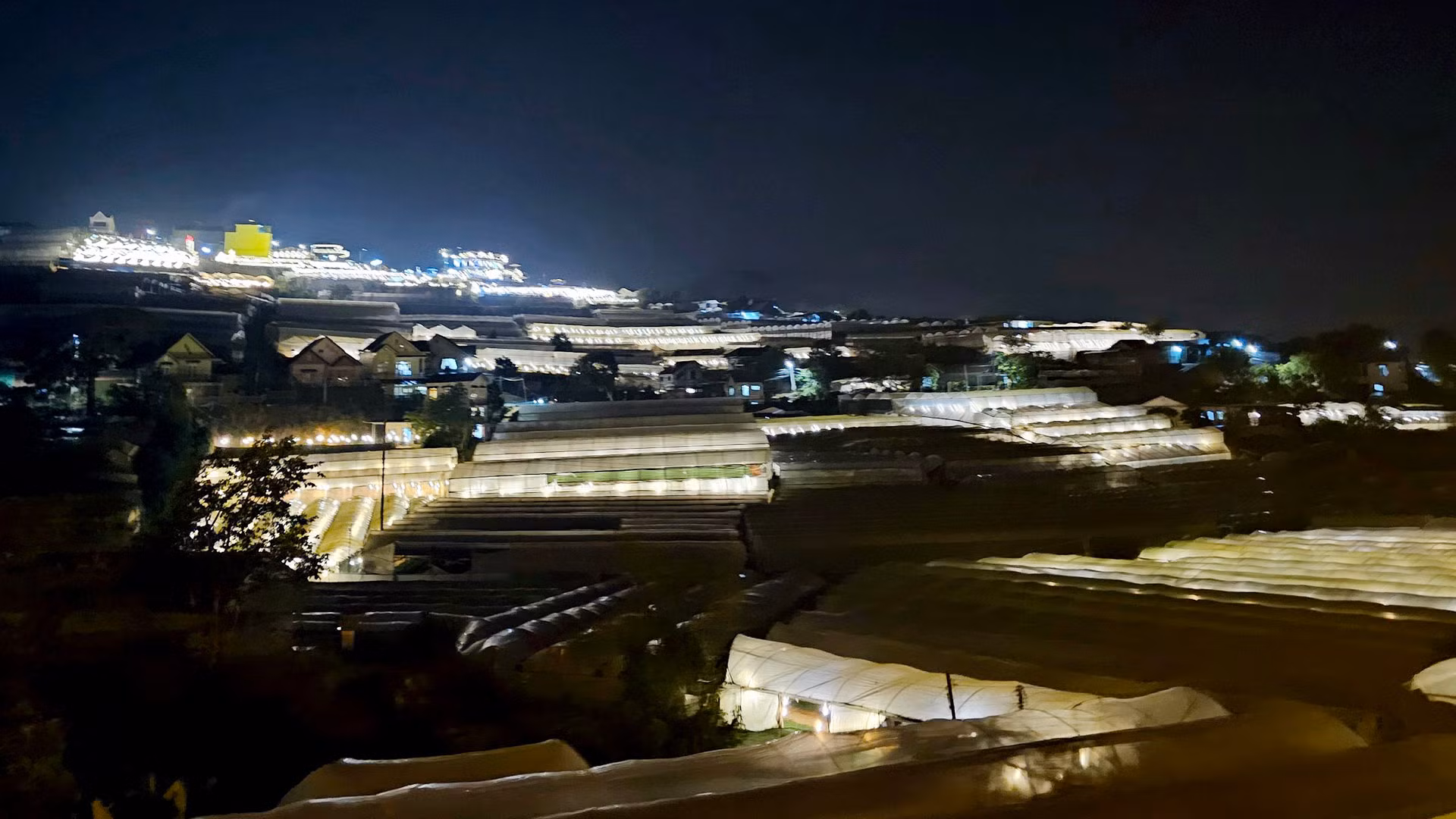 Hành trình đêm trên xe lửa cổ Đà Lạt, du khách được thoải mái thư giãn ngắm nhìn vẻ đẹp thơ mộng của phố núi chập chùng, những ánh đèn lung linh từ những vườn rau, hoa và các khu du lịch.