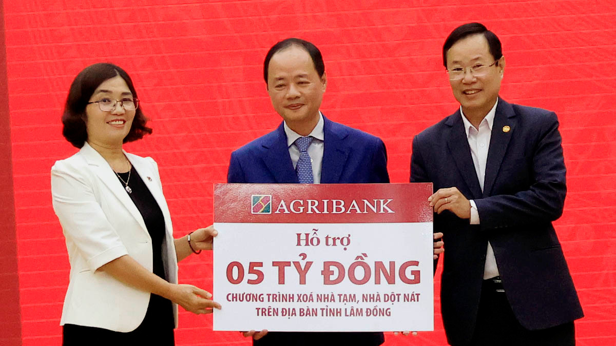 Chủ tịch Ủy ban nhân dân tỉnh Lâm Đồng Trần Hồng Thái và Chủ tịch Ủy ban Mặt trận Tổ quốc Việt Nam tỉnh Lâm Đồng Phạm Triều tiếp nhận ủng hộ chương trình “xóa nhà tạm, nhà dột nát” trên địa bàn tỉnh từ các nhà tài trợ.