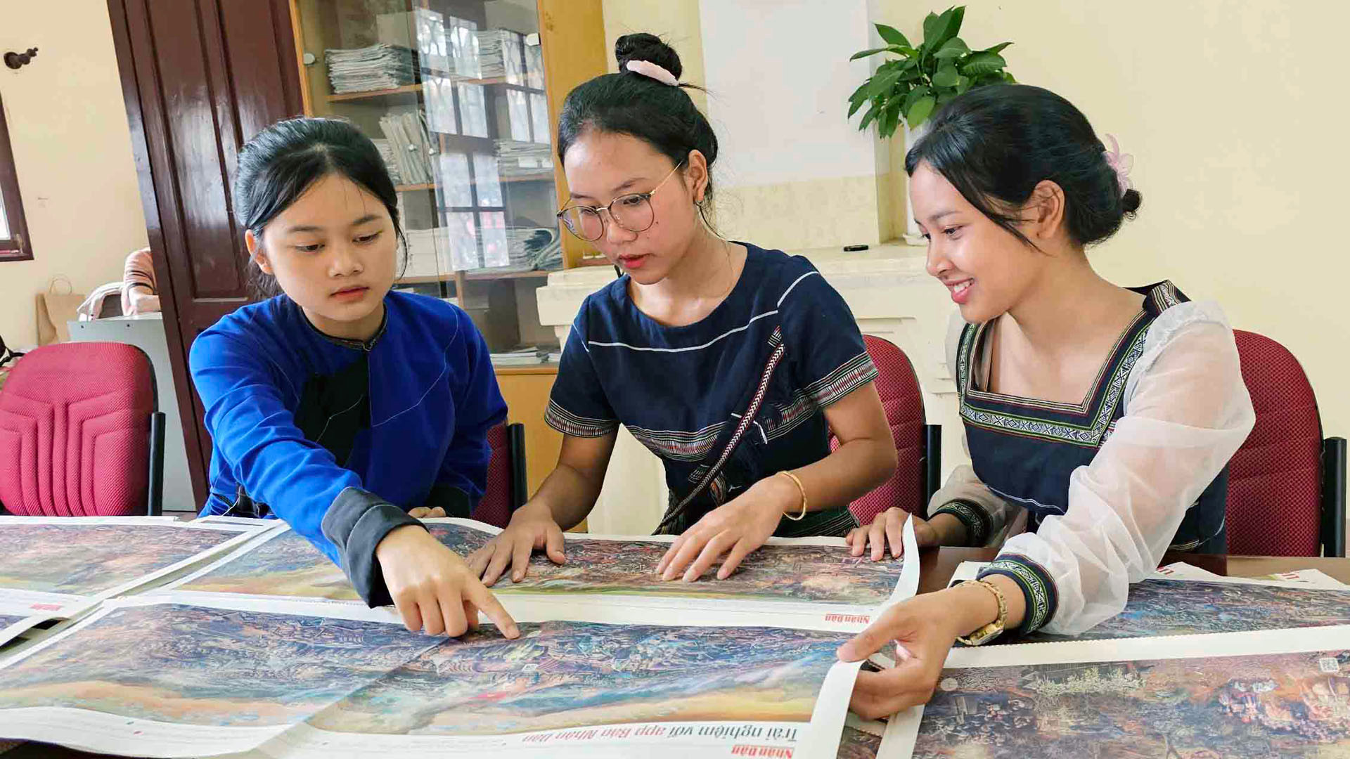 Học sinh đồng bào dân tộc thiểu số thích thú với ấn bản tranh panorama "Chiến dịch Điện Biên Phủ".