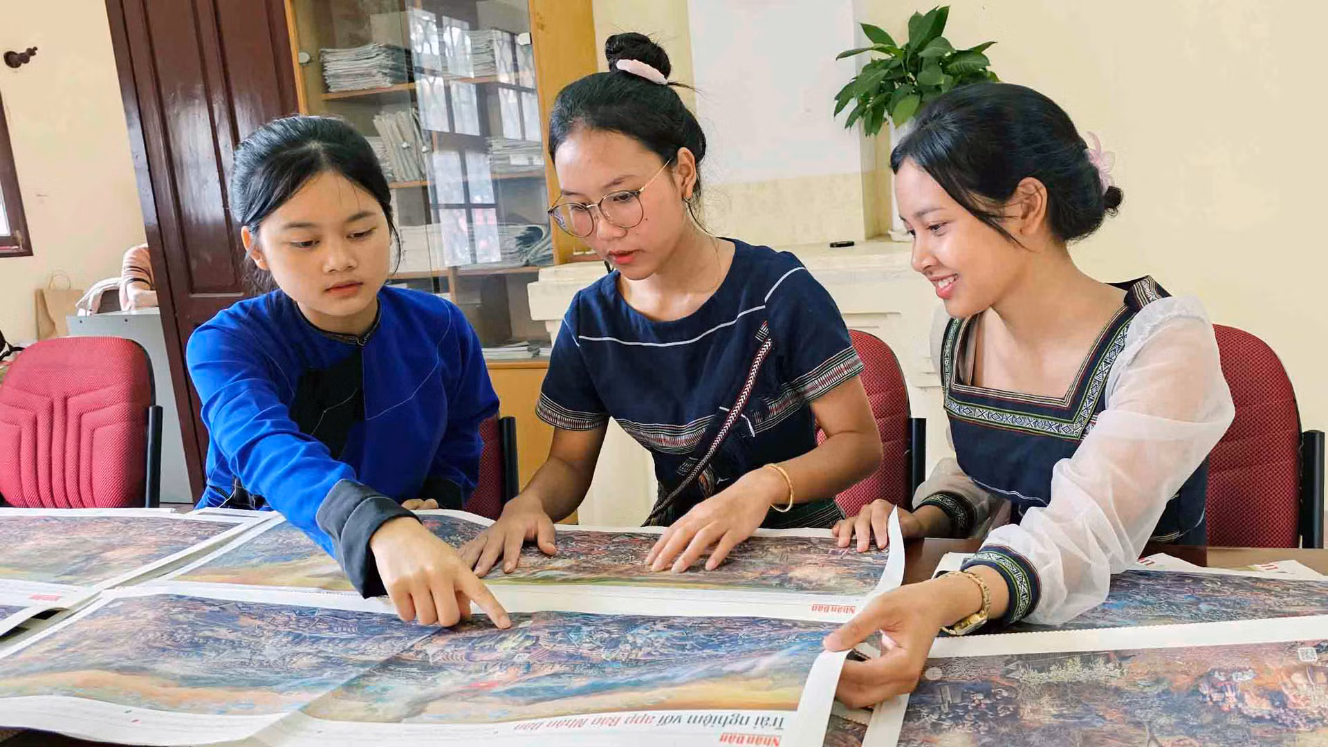 Học sinh đồng bào dân tộc thiểu số thích thú với ấn bản tranh panorama "Chiến dịch Điện Biên Phủ".