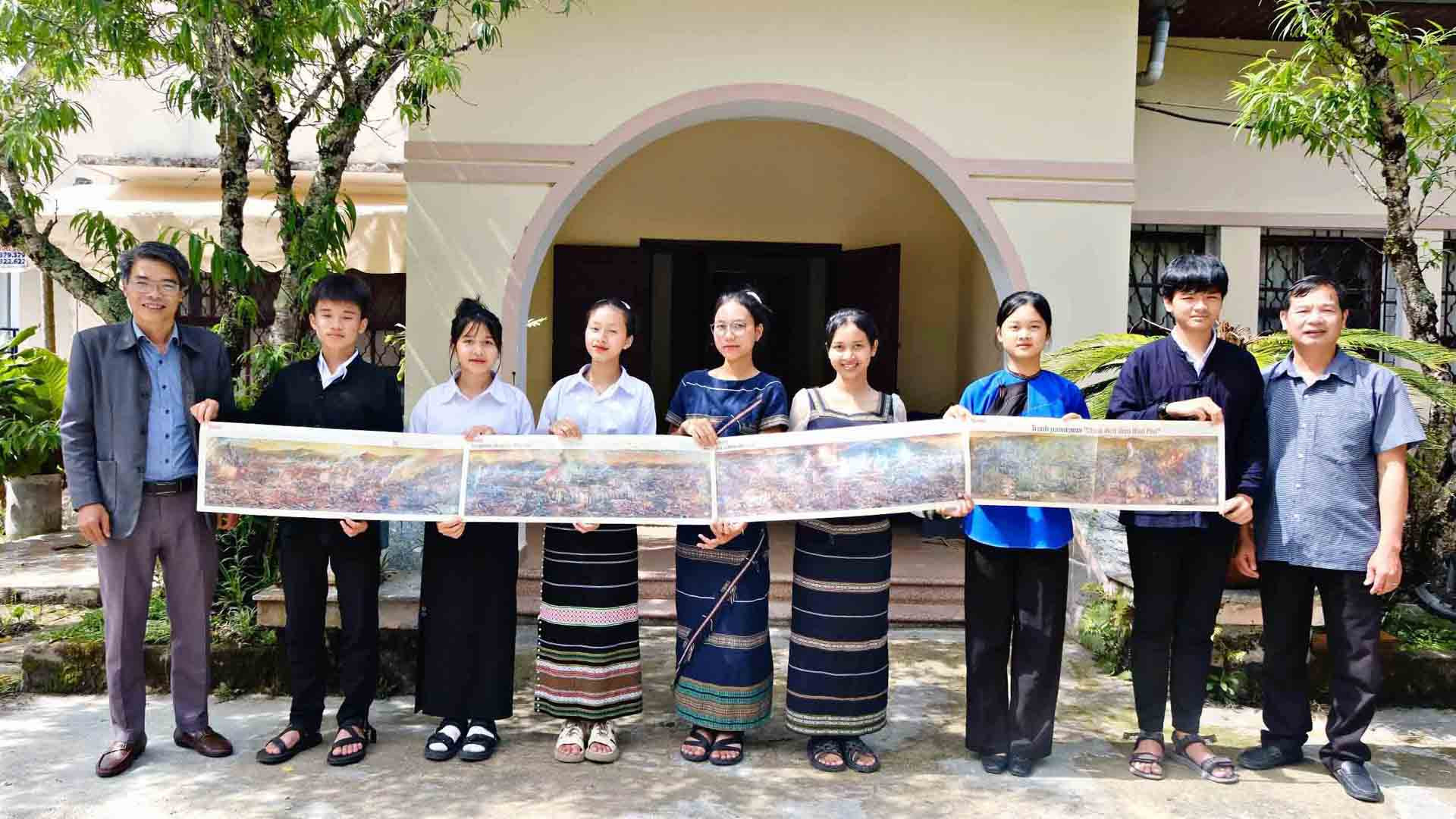 Đại diện Báo Nhân Dân tại Lâm Đồng cùng các học sinh đồng bào dân tộc thiểu số với 4 trường đoạn tranh panorama "Chiến dịch Điện Biên Phủ".