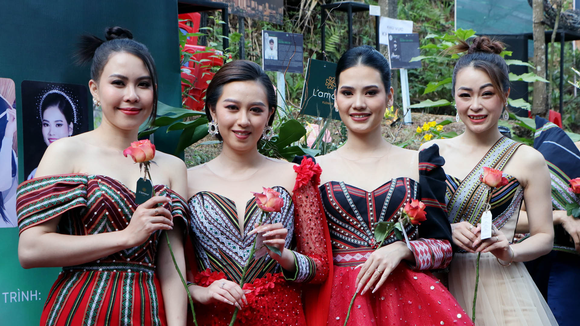 Dalat Street Fashion Show giới thiệu đến công chúng bộ sưu tập mang tên Bơkau Lang Labiang (Hoa Lang Biang), với gần 50 mẫu thiết kế của nhà thiết kế K’Jona.