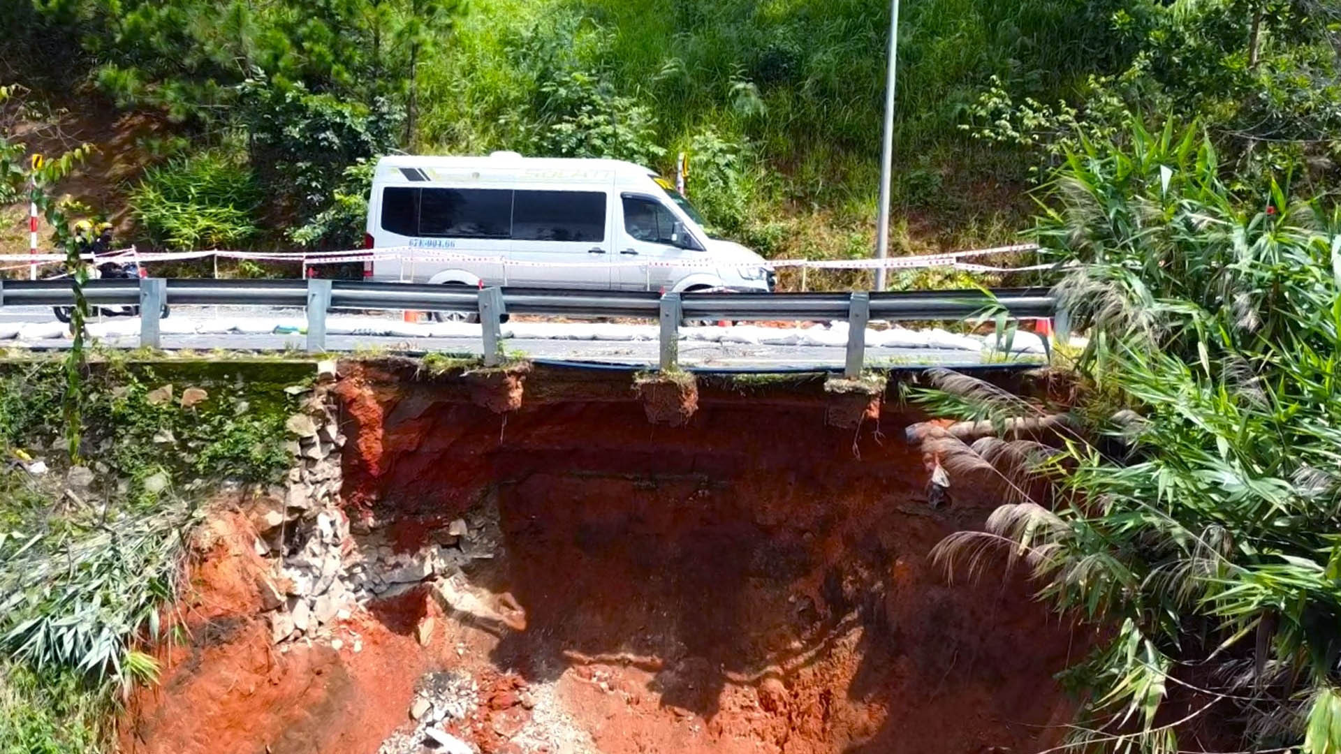 Vụ sạt lở uy hiếp trực tiếp đến an toàn giao thông trên đường đèo Tà Nung. Vụ sạt lở uy hiếp trực tiếp đến an toàn giao thông trên đường đèo Tà Nung.